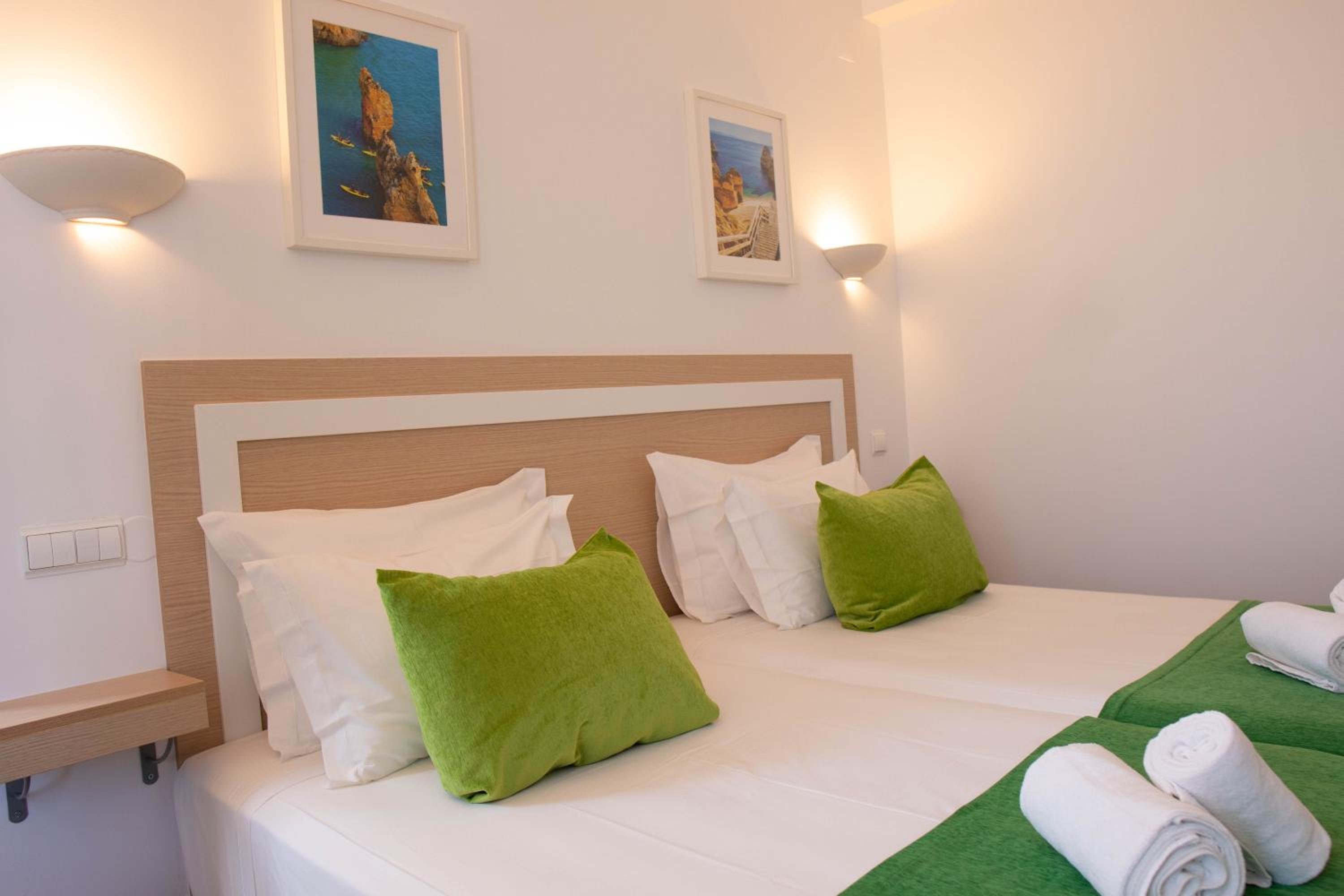 Standard Twin Room - Photo 3