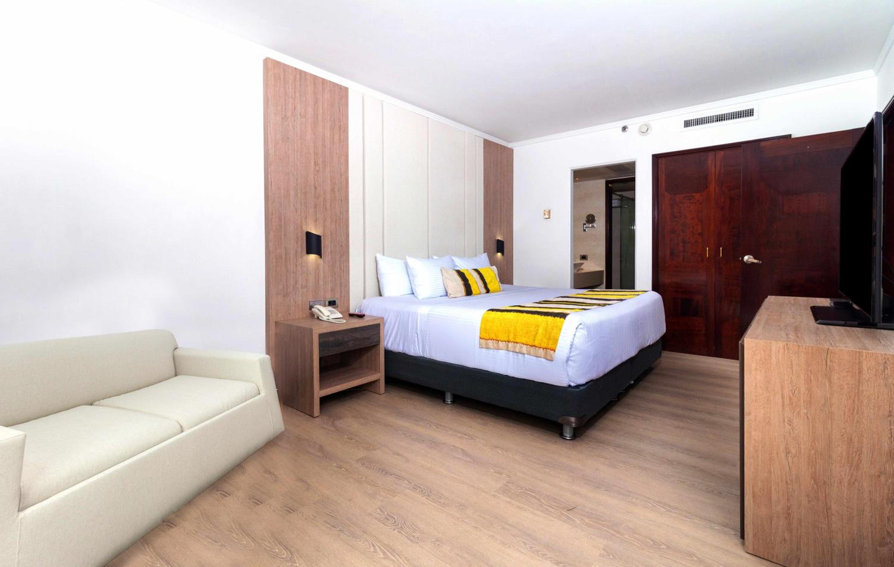 Suite - Photo 1