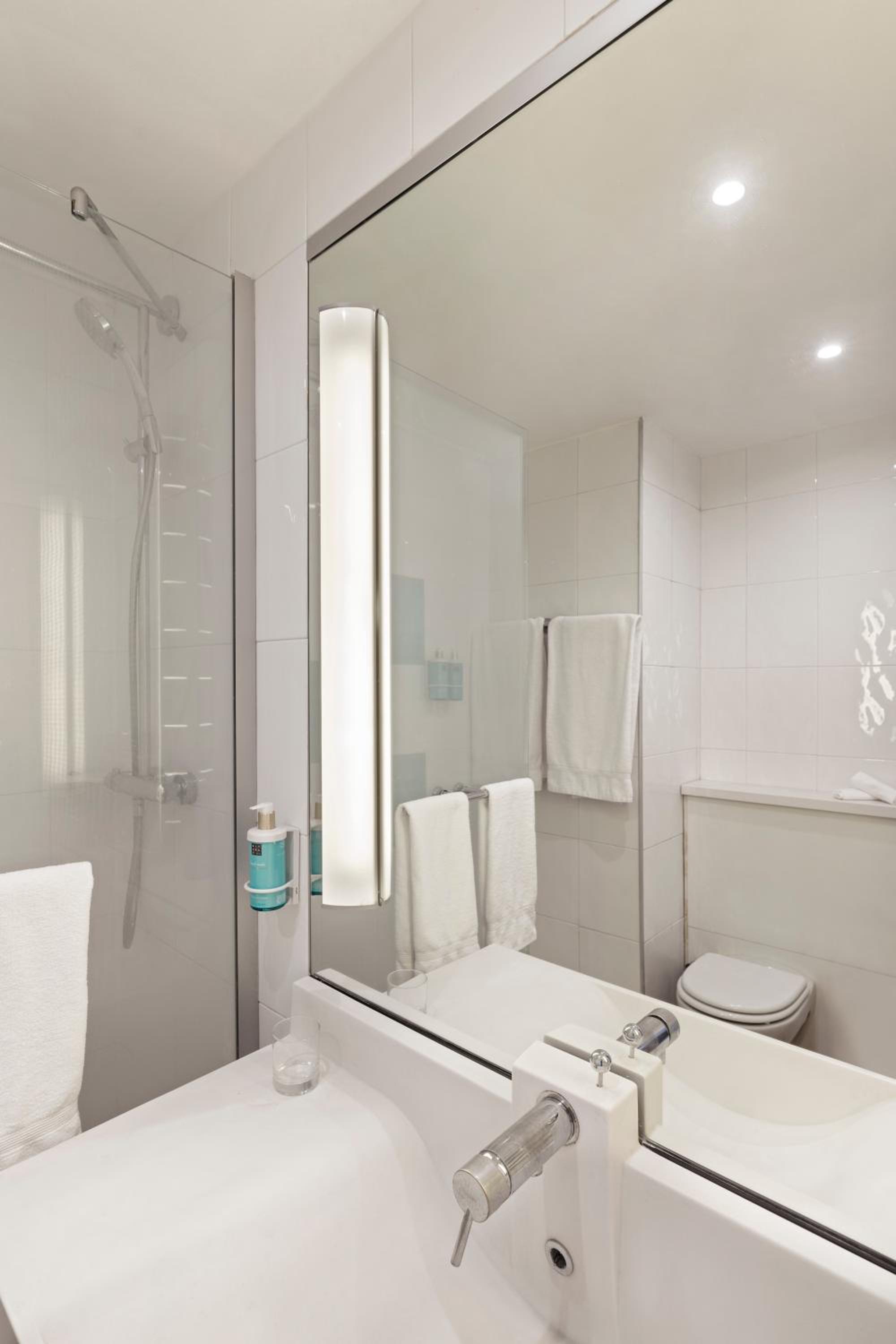 Standard Double Room - Photo 13