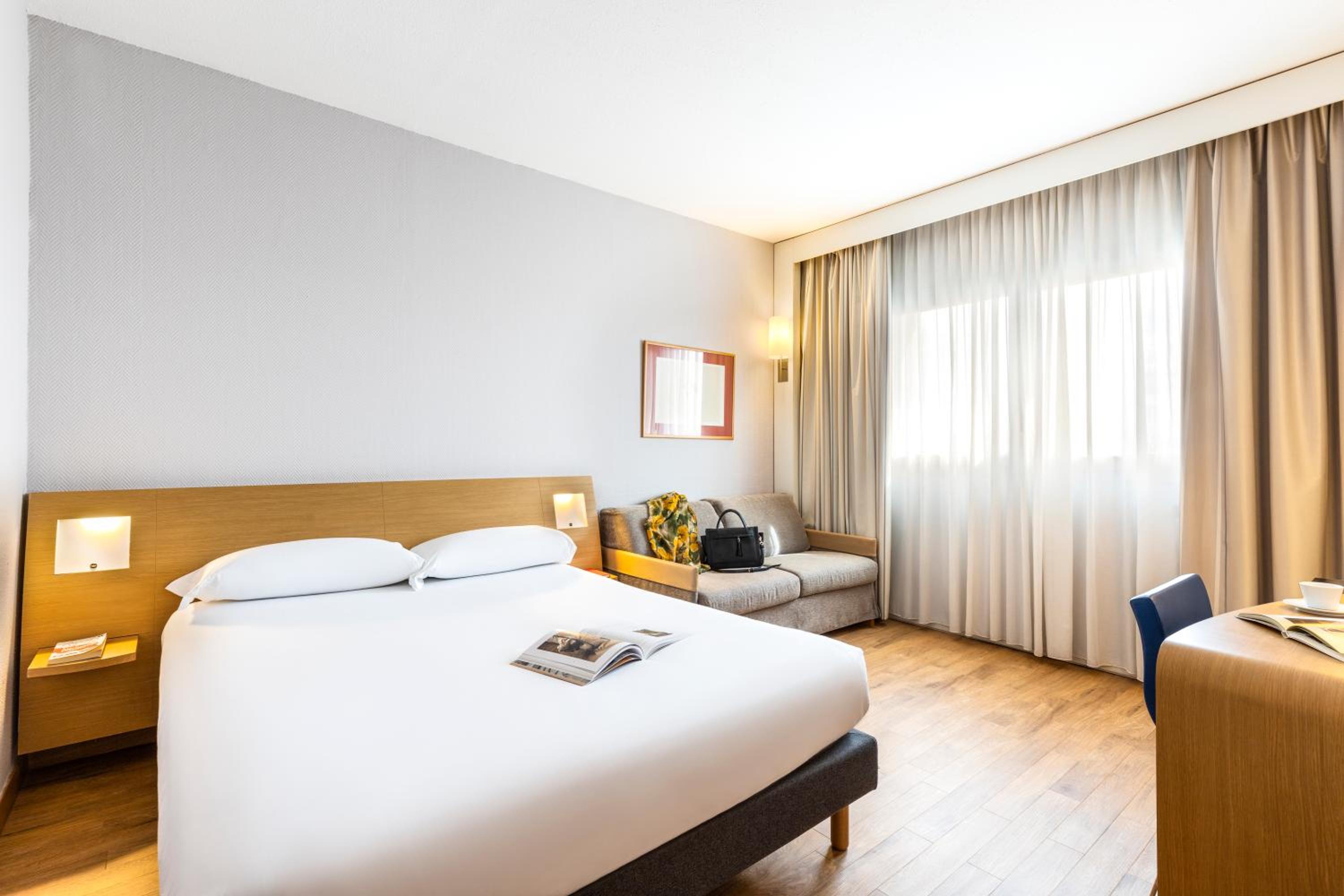 Standard Double Room - Photo 11