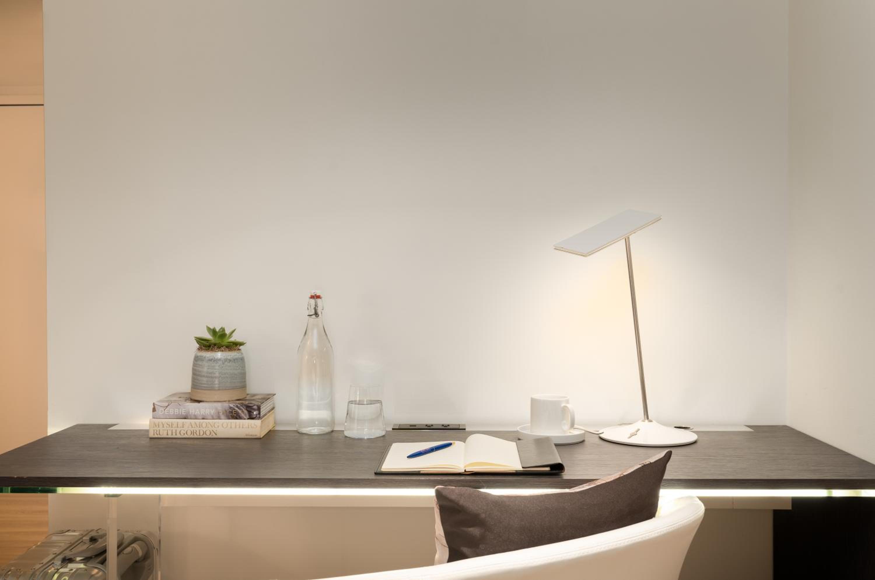 Suite - Photo 14
