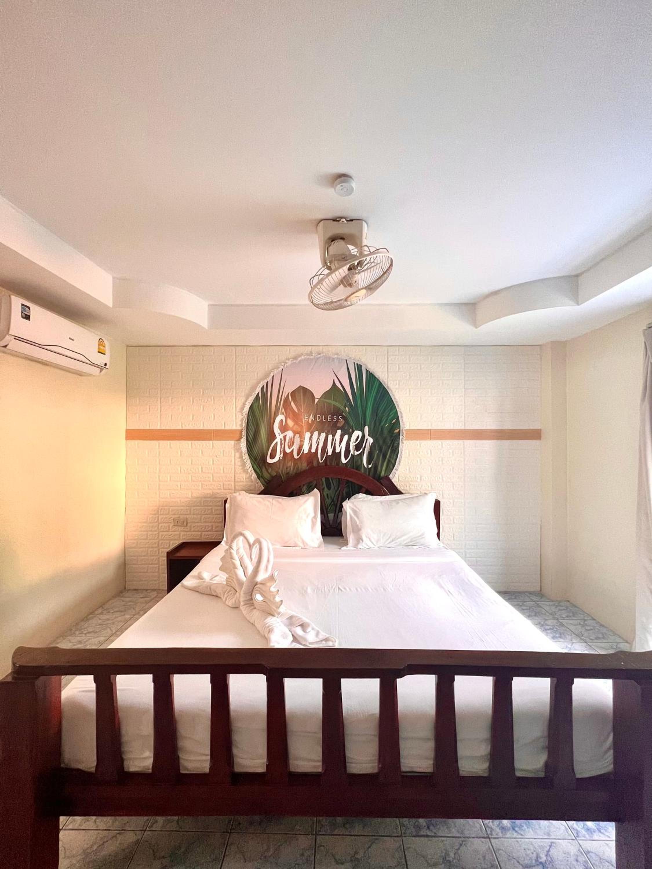 Queen Room with Balcony - Photo 4
