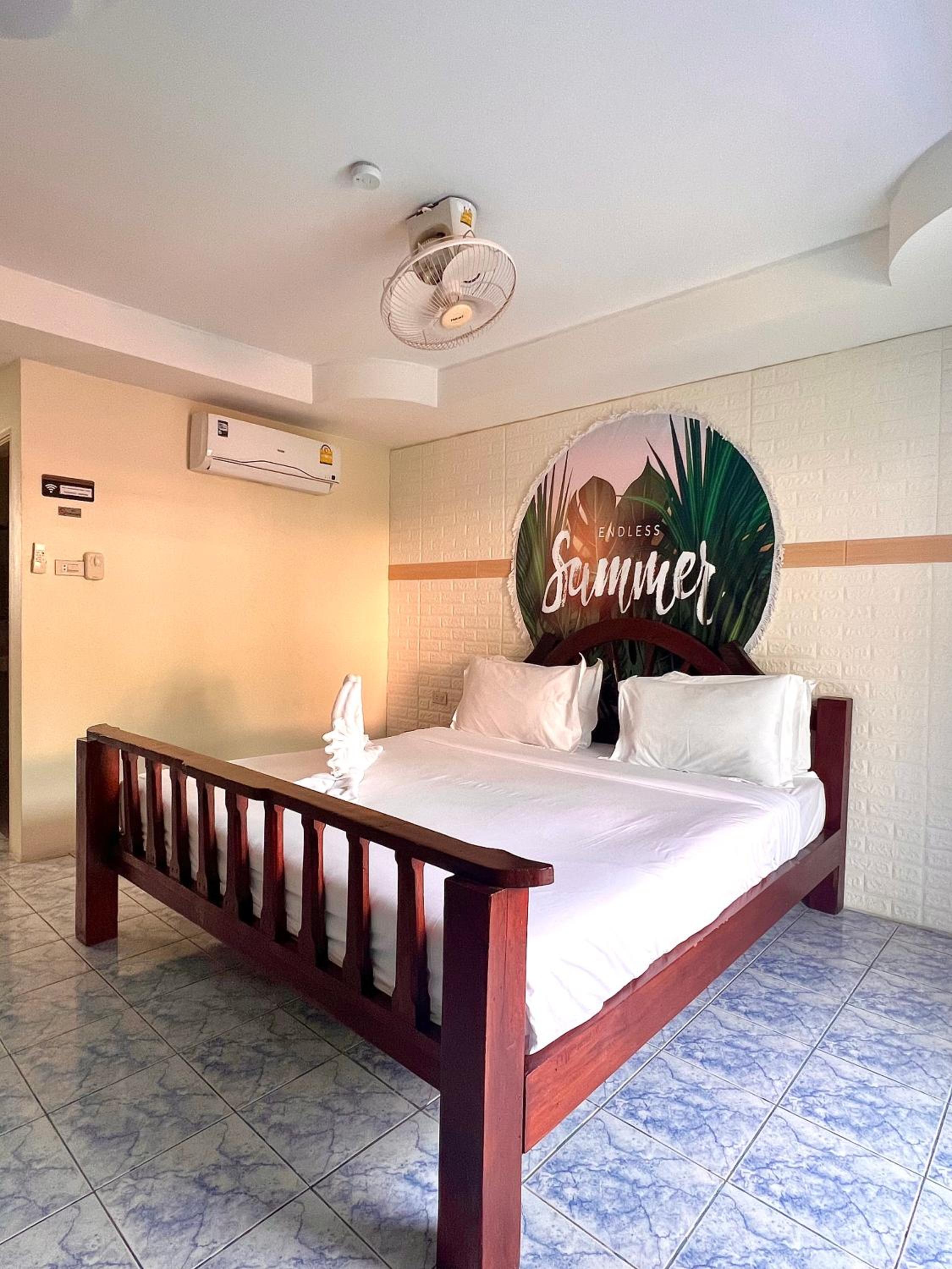 Queen Room with Balcony - Photo 5