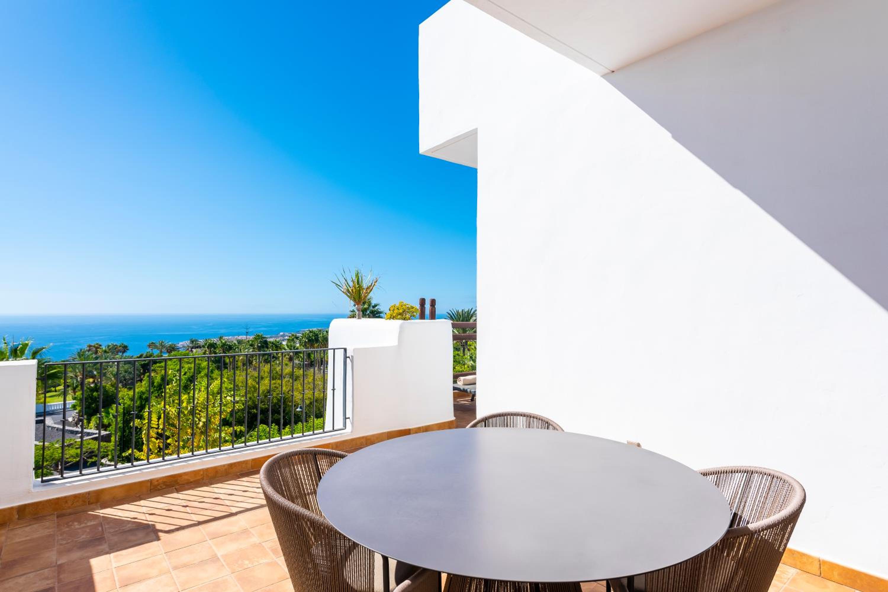 One-Bedroom Suite with Partial Sea View thumbnail 5