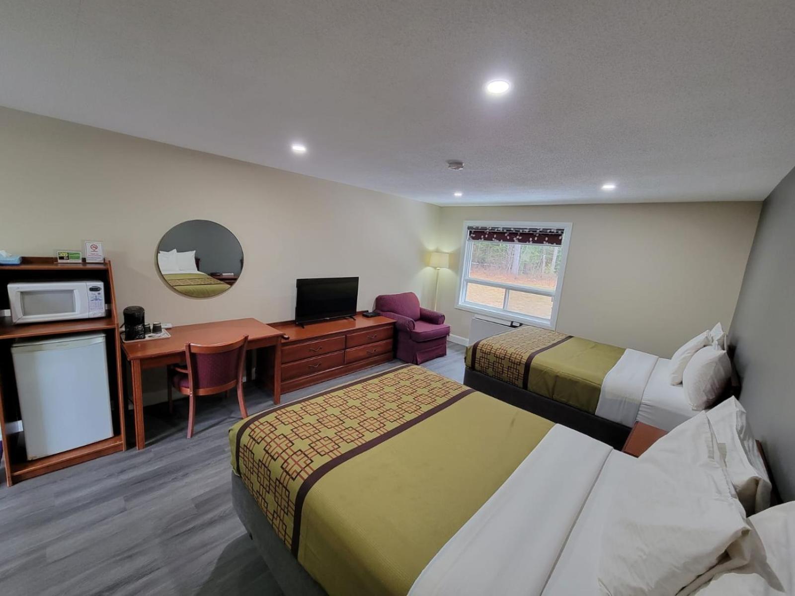 Queen Room photo 2