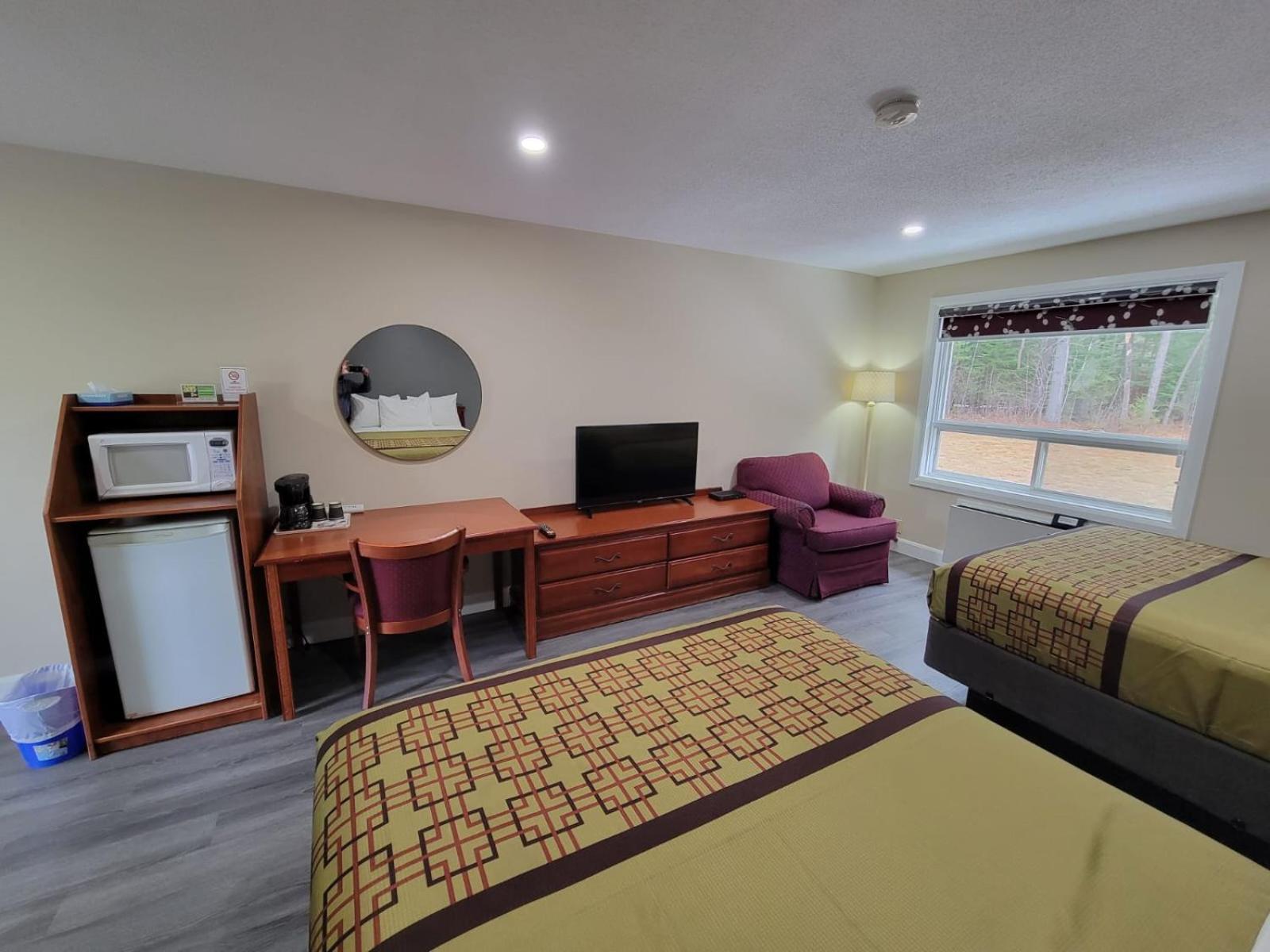 Queen Room with Two Queen Beds photo 2