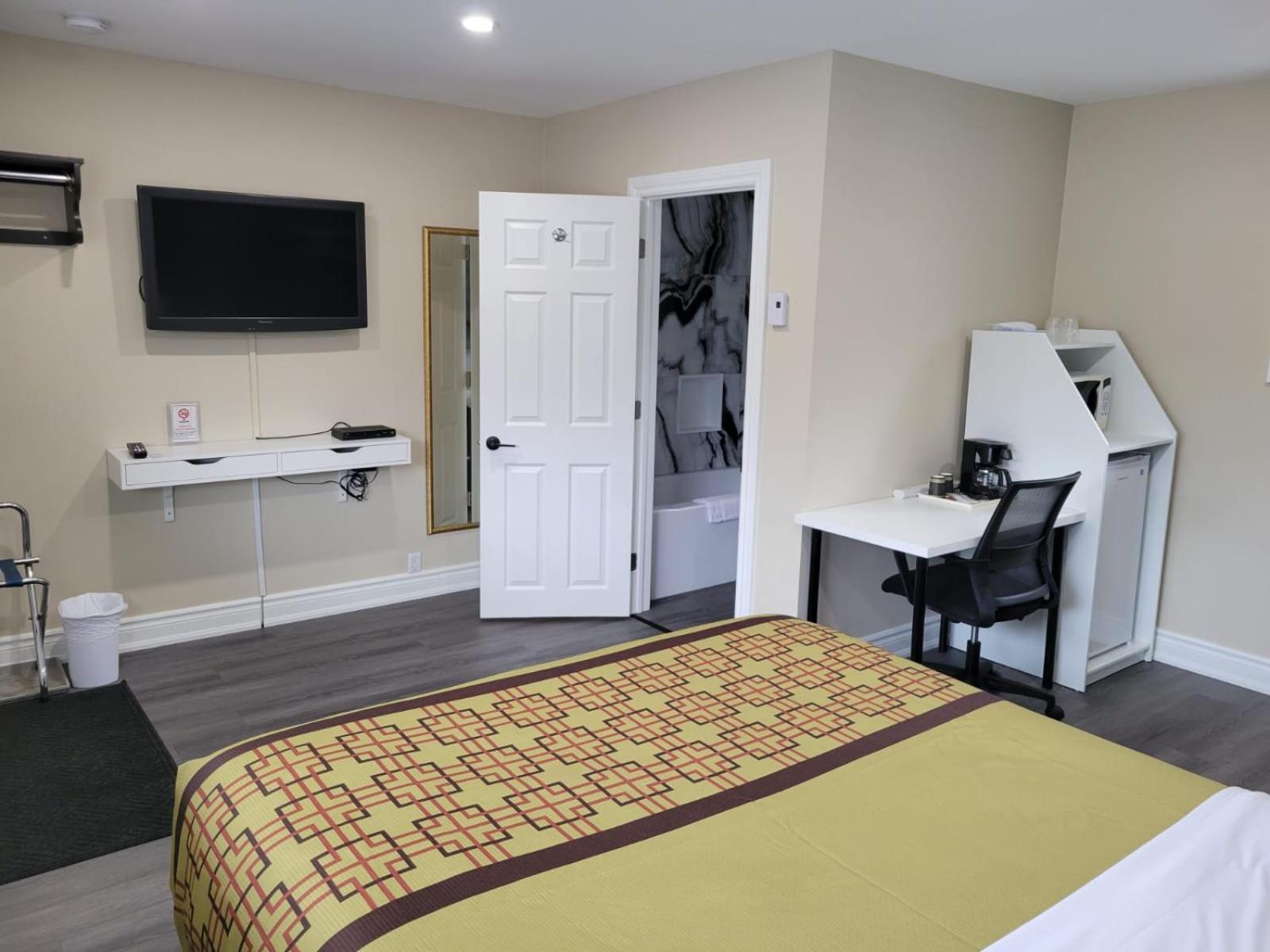 Queen Room photo 2