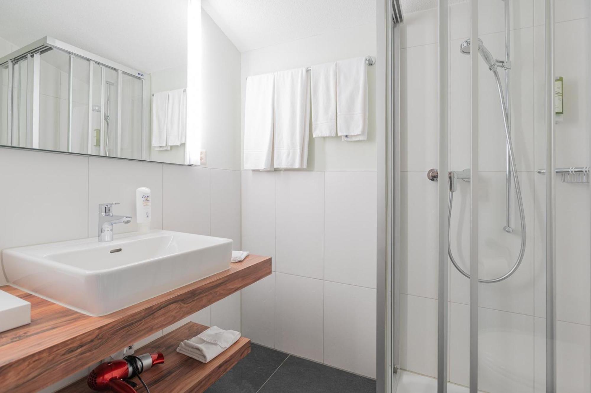 Standard Twin Room - Photo 6