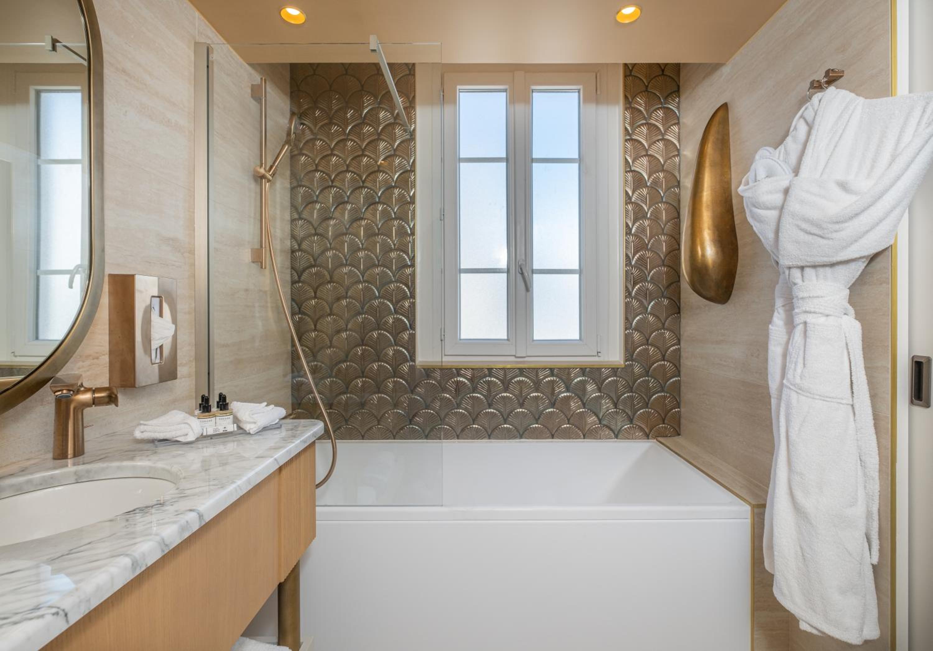 Deluxe Triple Room thumbnail 5
