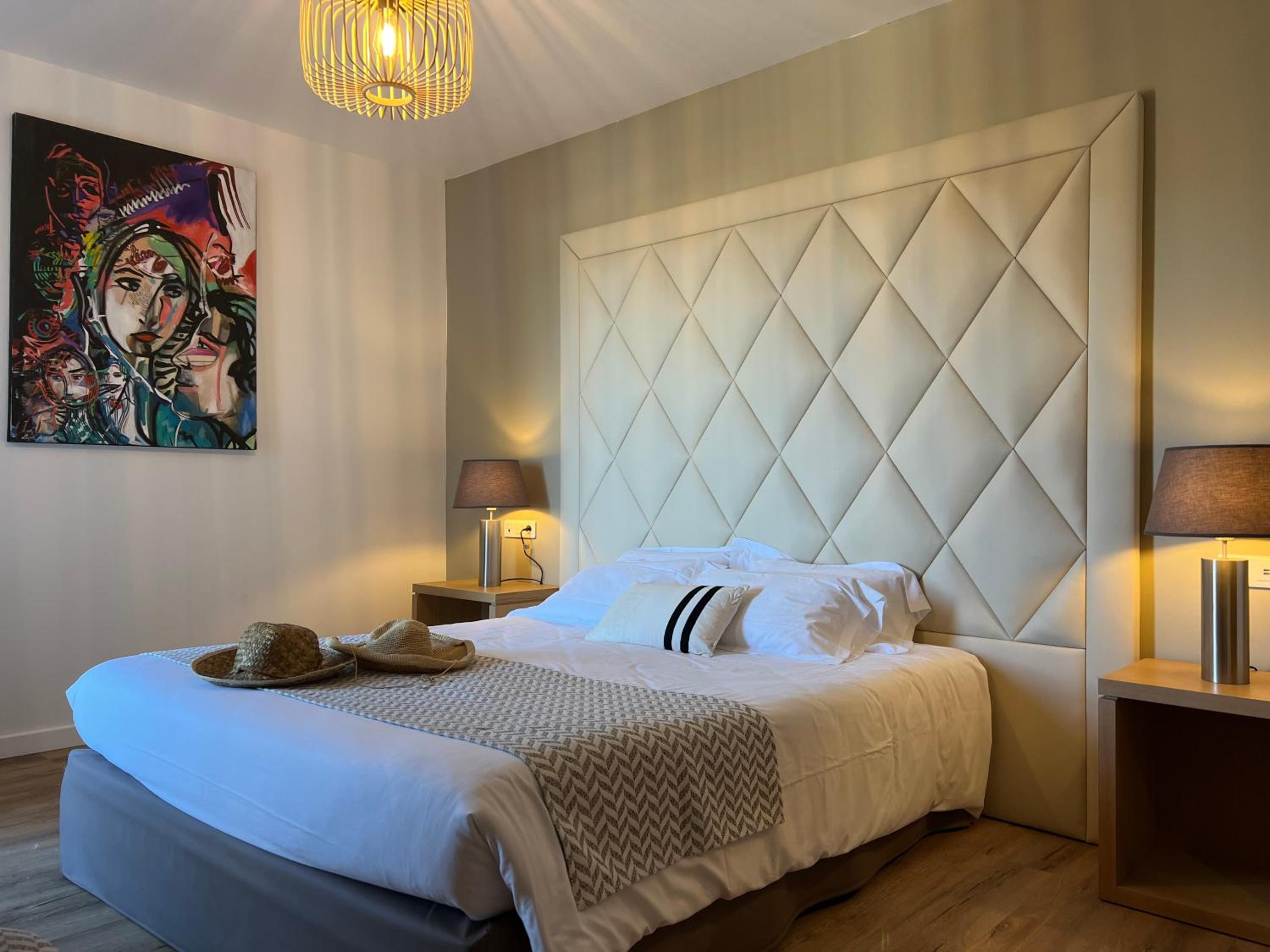 M - Double or Twin Room - Balcony with Sea and Swimming Pool View