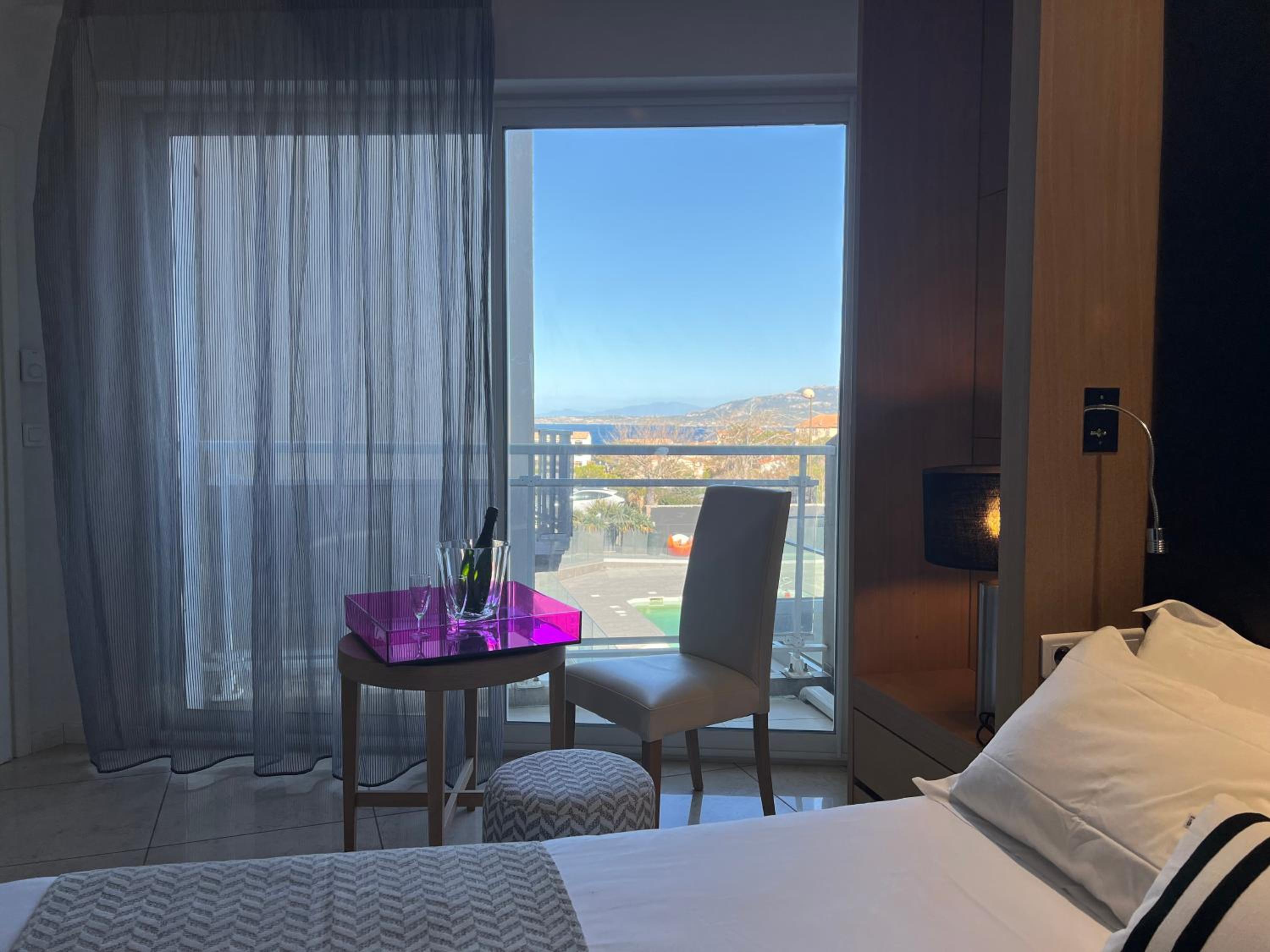 M – Chambre Double ou Lits Jumeaux – Côté Piscine