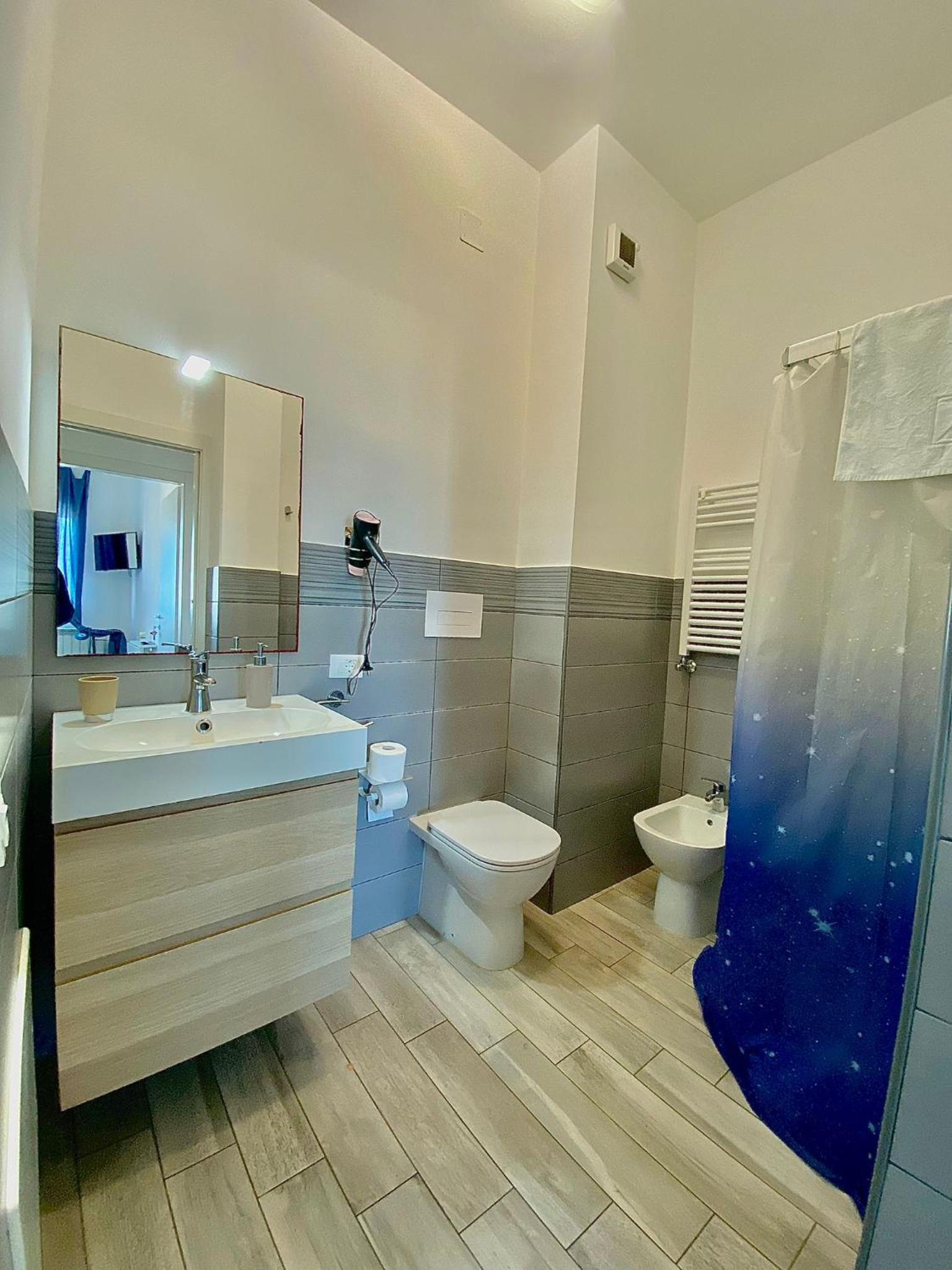Budget Double Room - Photo 9