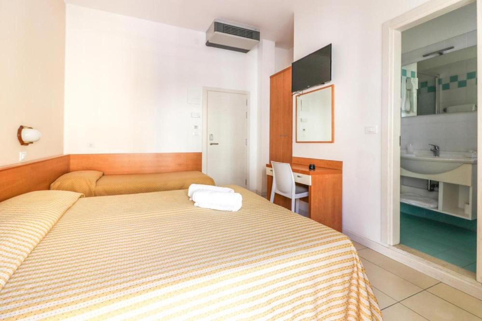 Triple Room with Pool View photo 3