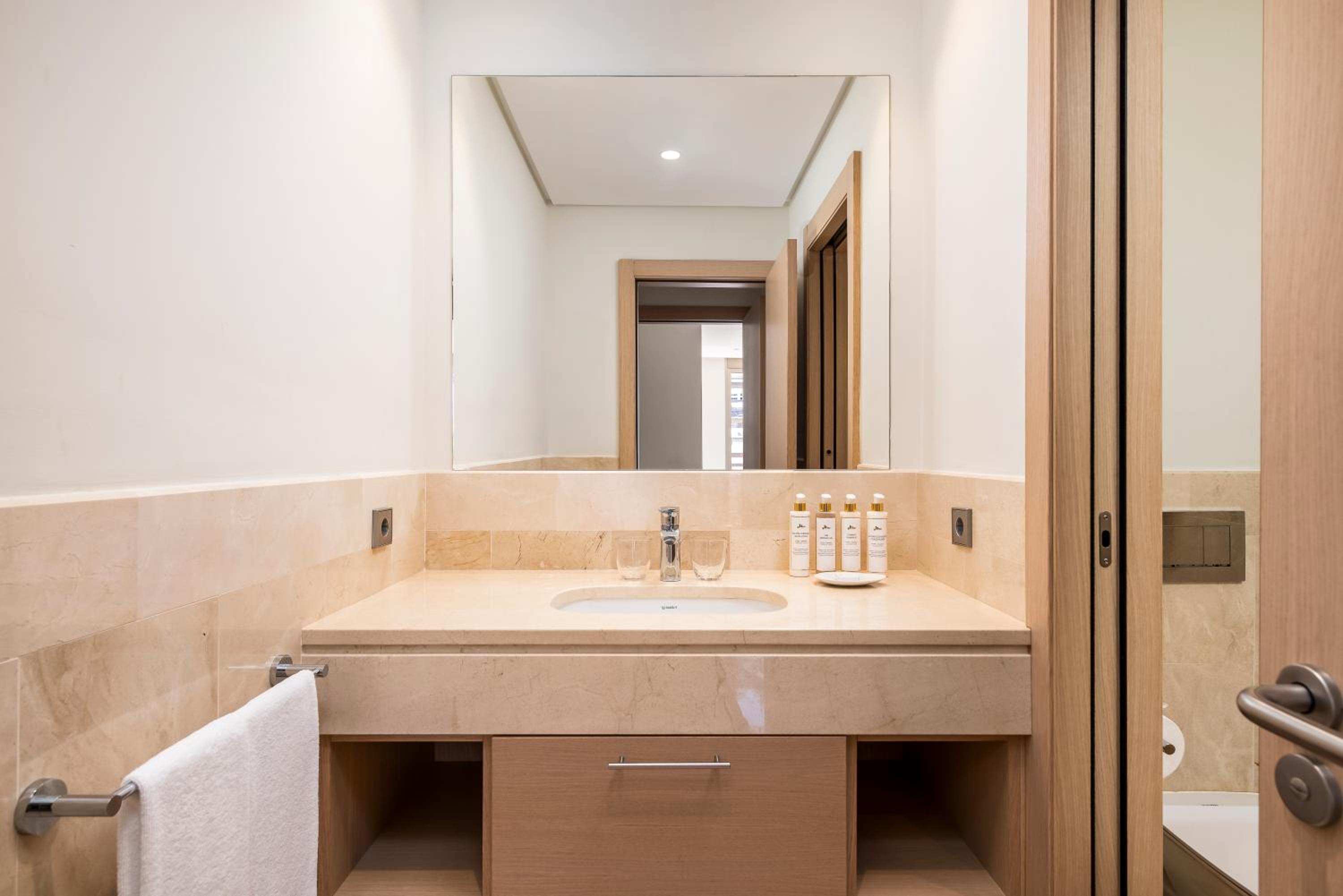 Two-Bedroom Suite with Sea View thumbnail 5