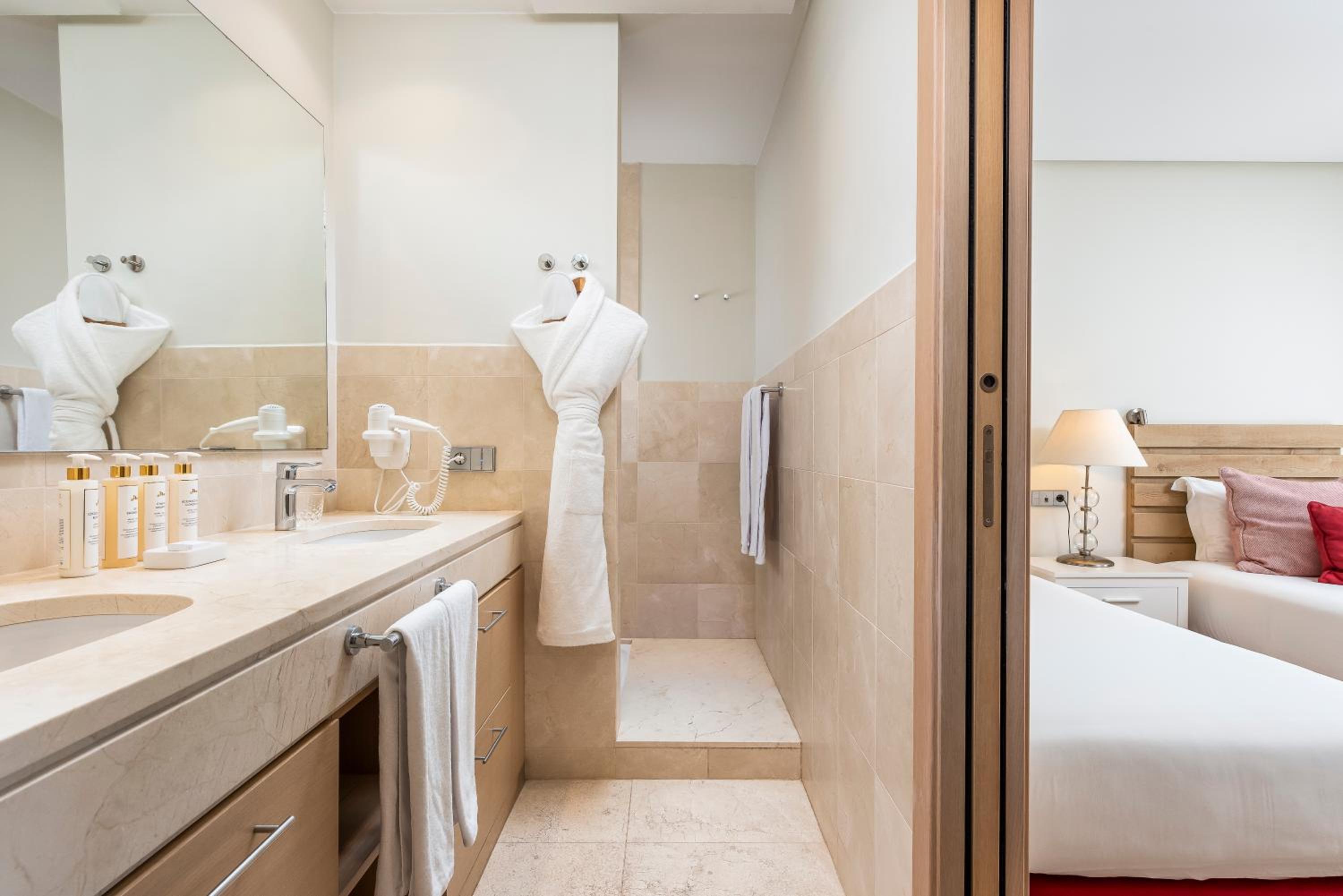 Four-Bedroom Suite with Sea View thumbnail 6