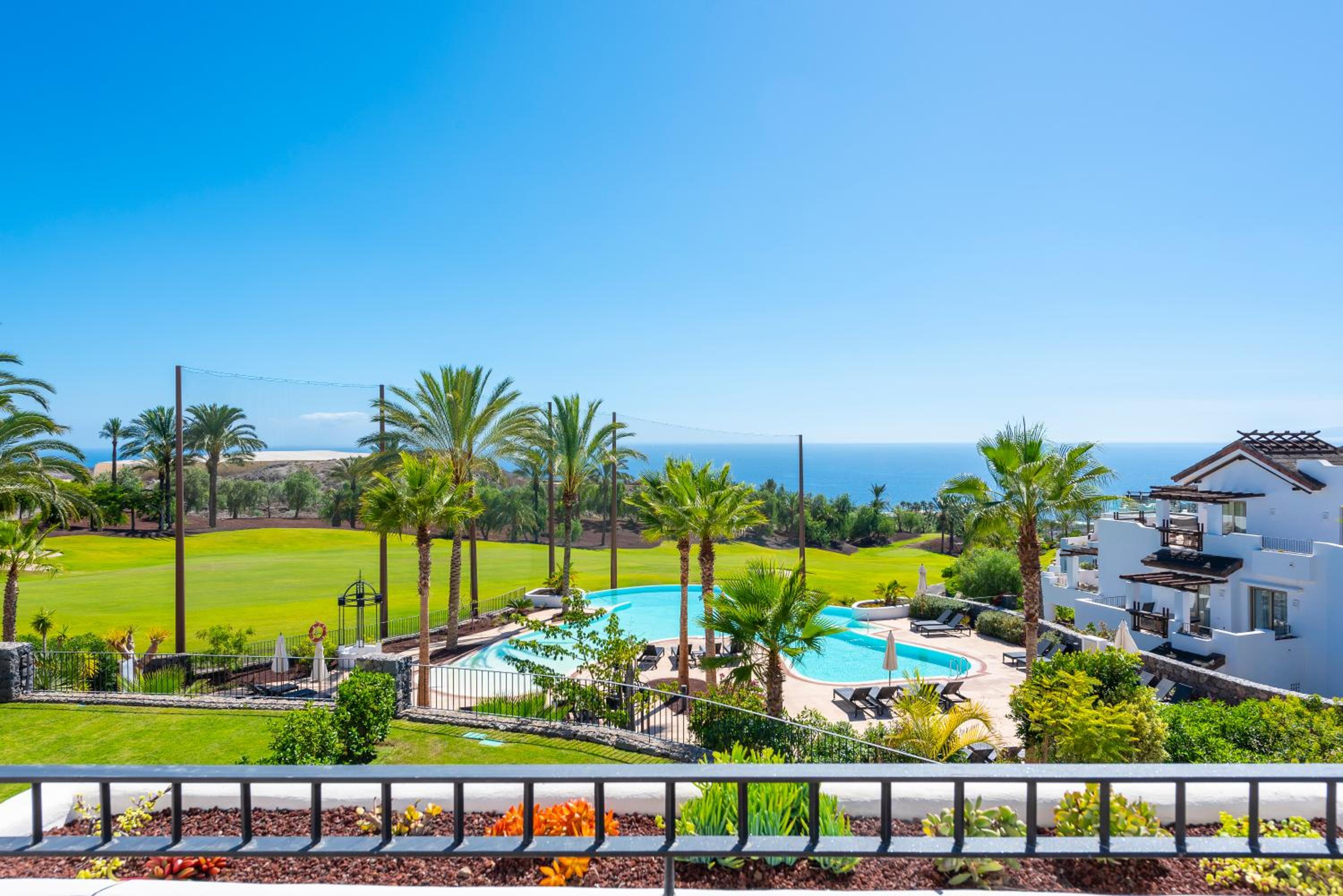 Suite de dos habitaciones con jacuzzi y vista parcial al mar.