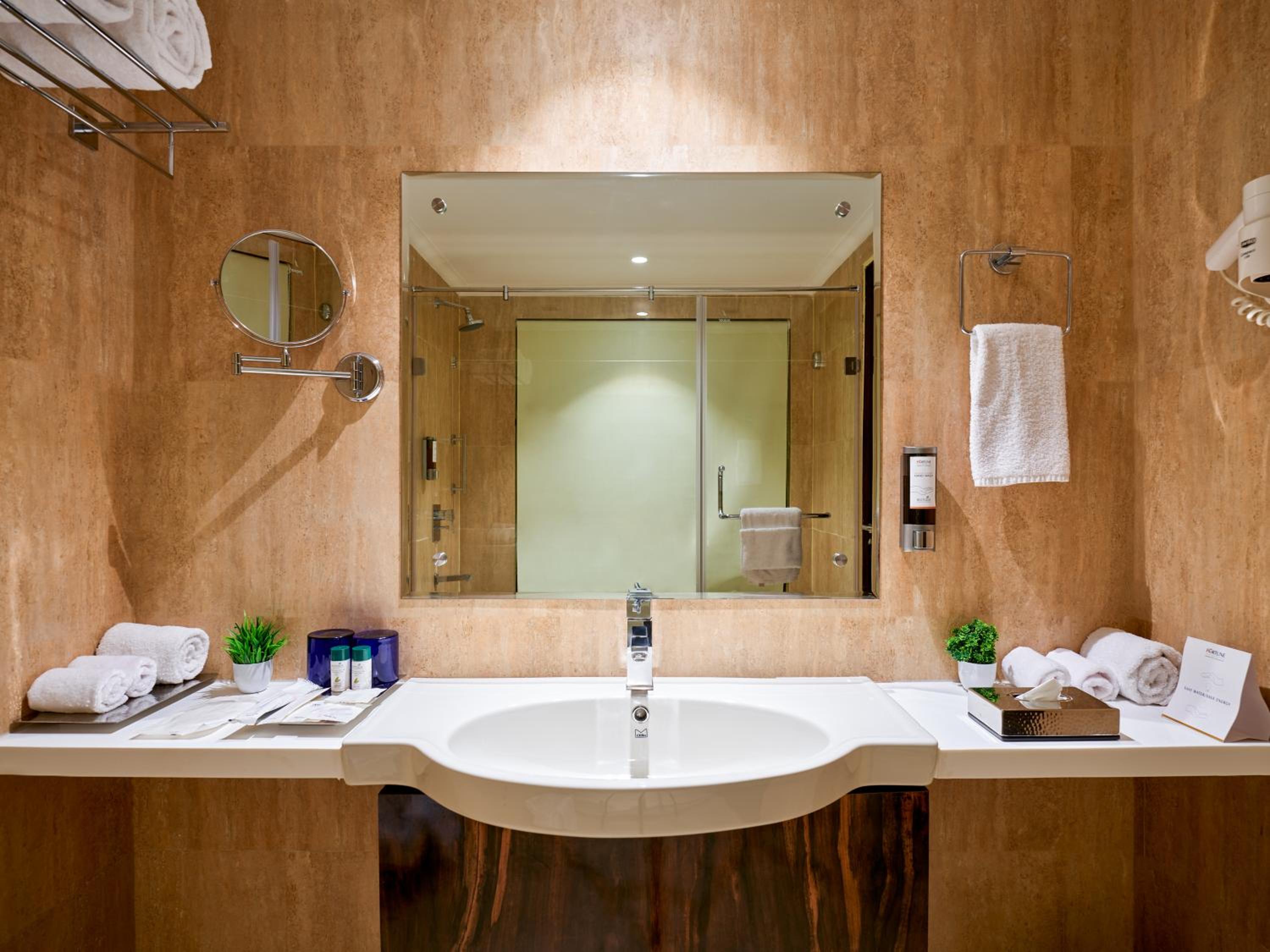 Family Room with Complimentary taxi stand transfer to Banganga/ Helipad , 15% off on Spa ( 30 min ), 15% off on F&B, 20% off on laundry per room per stay - Photo 3