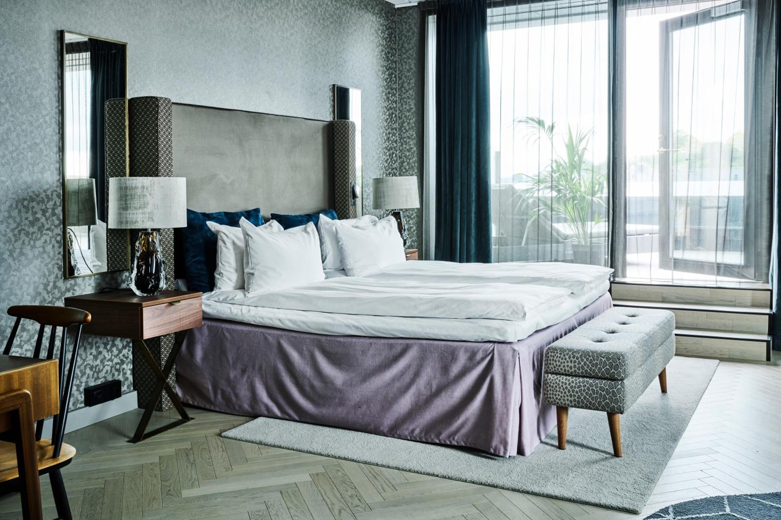 Junior Suite with Harbor View - Photo 5