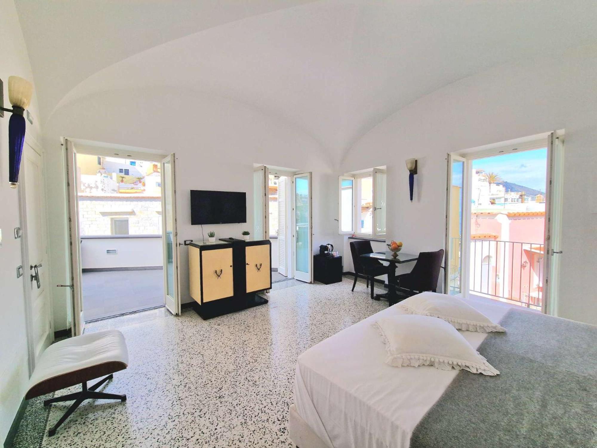 Deluxe Double Room with Side Sea View - Photo 1