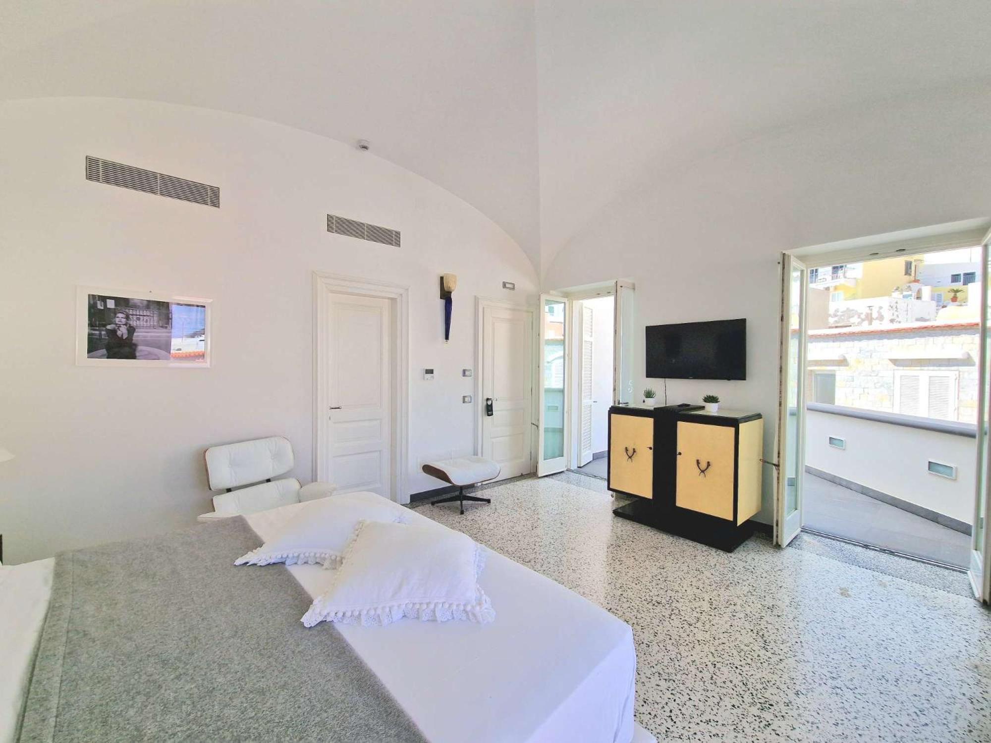 Deluxe Double Room with Side Sea View - Photo 5