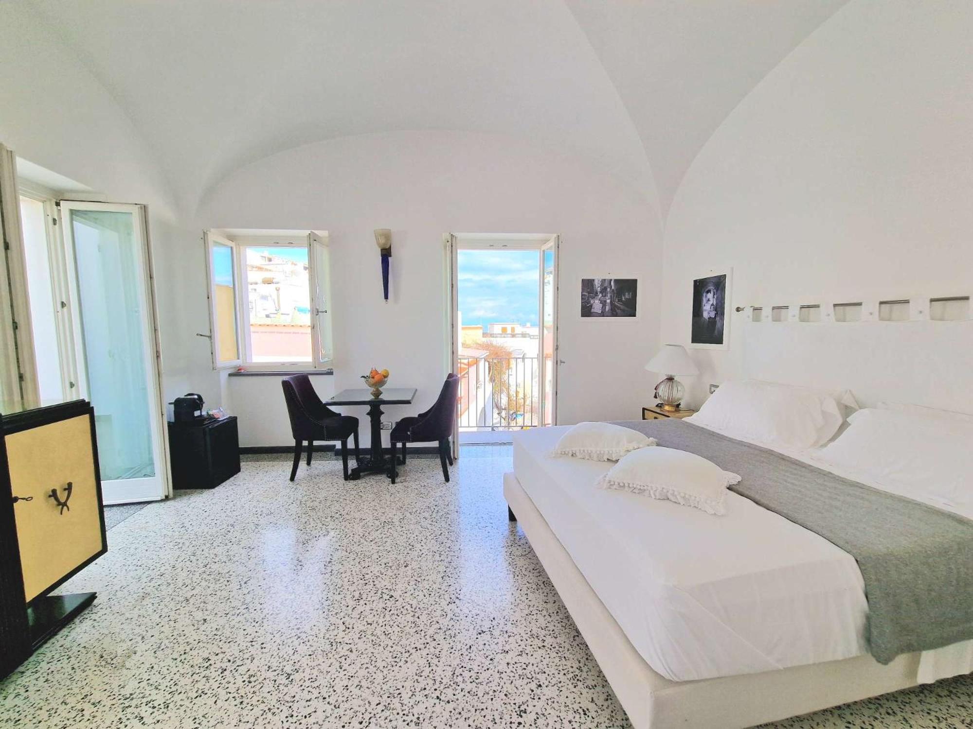 Deluxe Double Room with Side Sea View - Photo 4