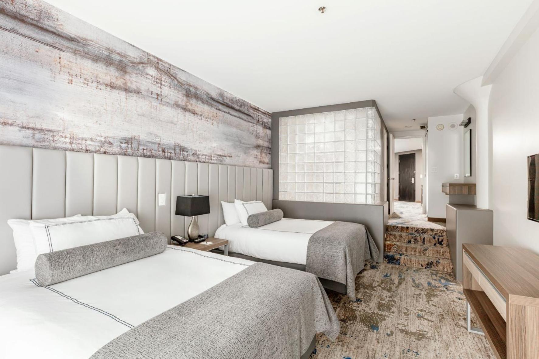 Queen Suite with Two Queen Beds - Photo 3