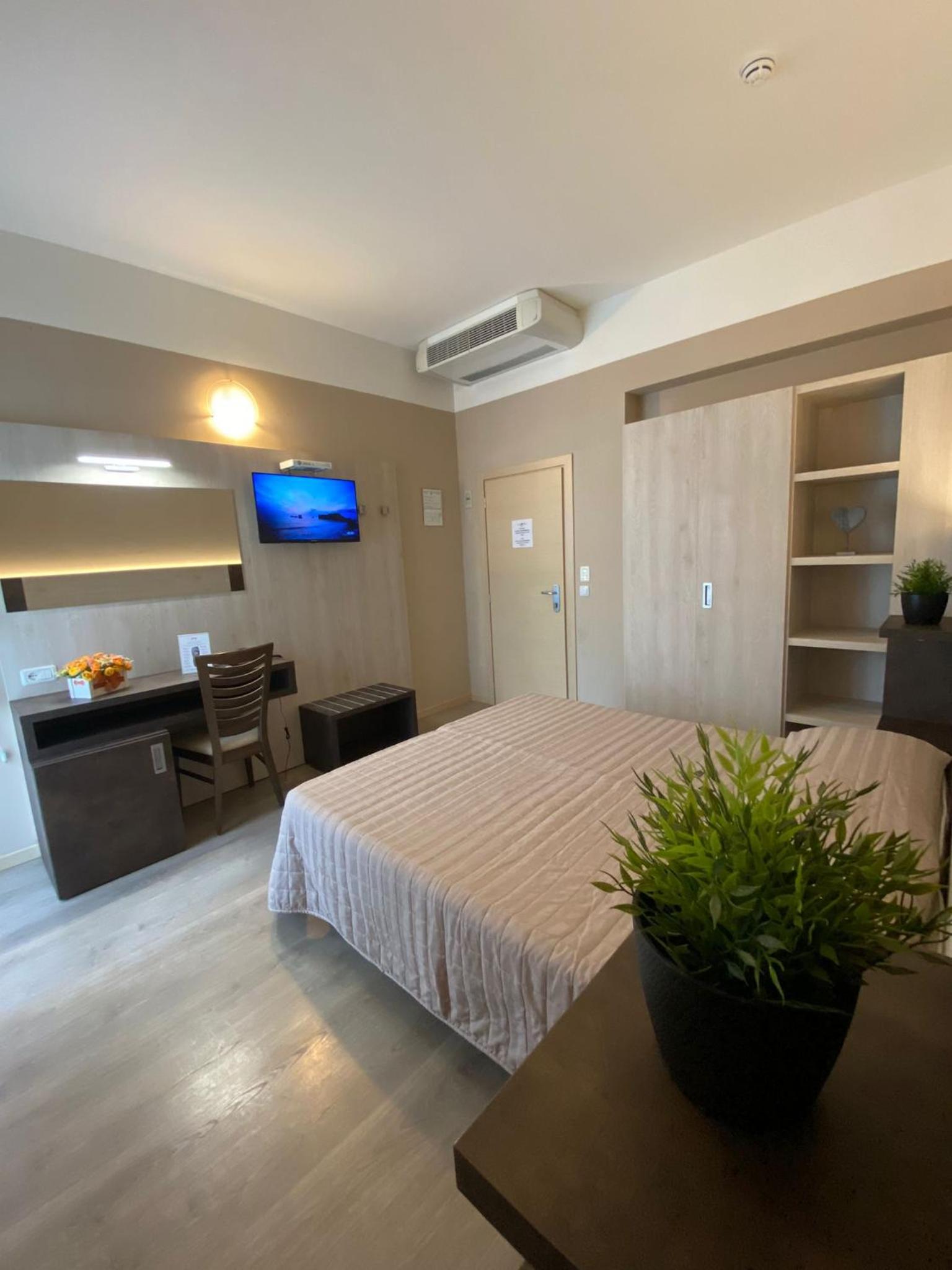 Superior Double Room with Balcony and Partial Sea View photo 1