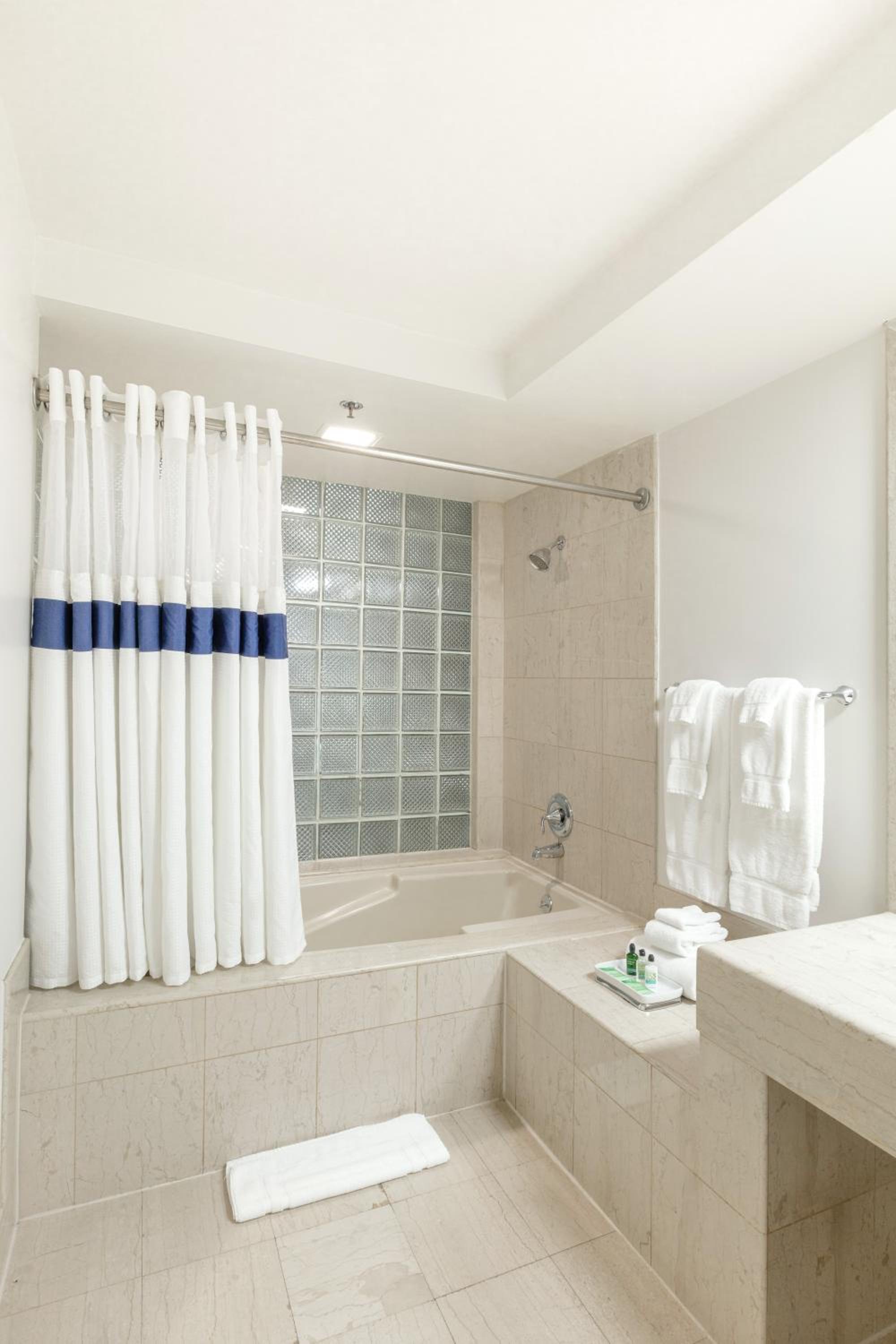King Suite - Photo 2
