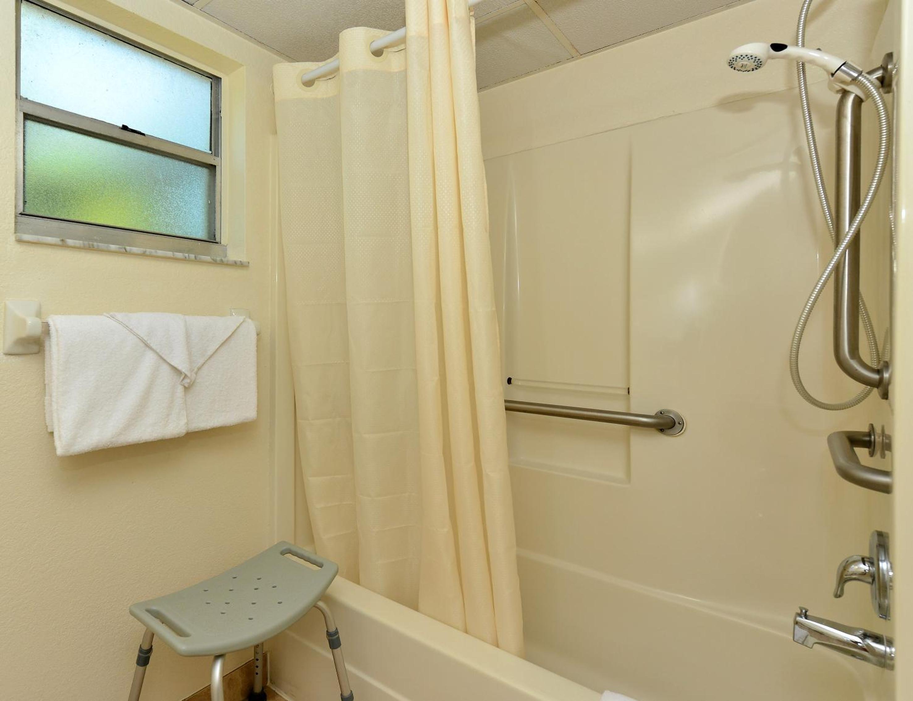 Queen Room - Disability Access - Photo 2
