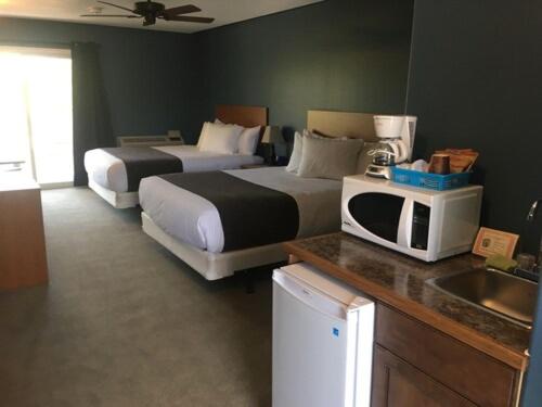 Queen Room with Two Queen Beds photo 2