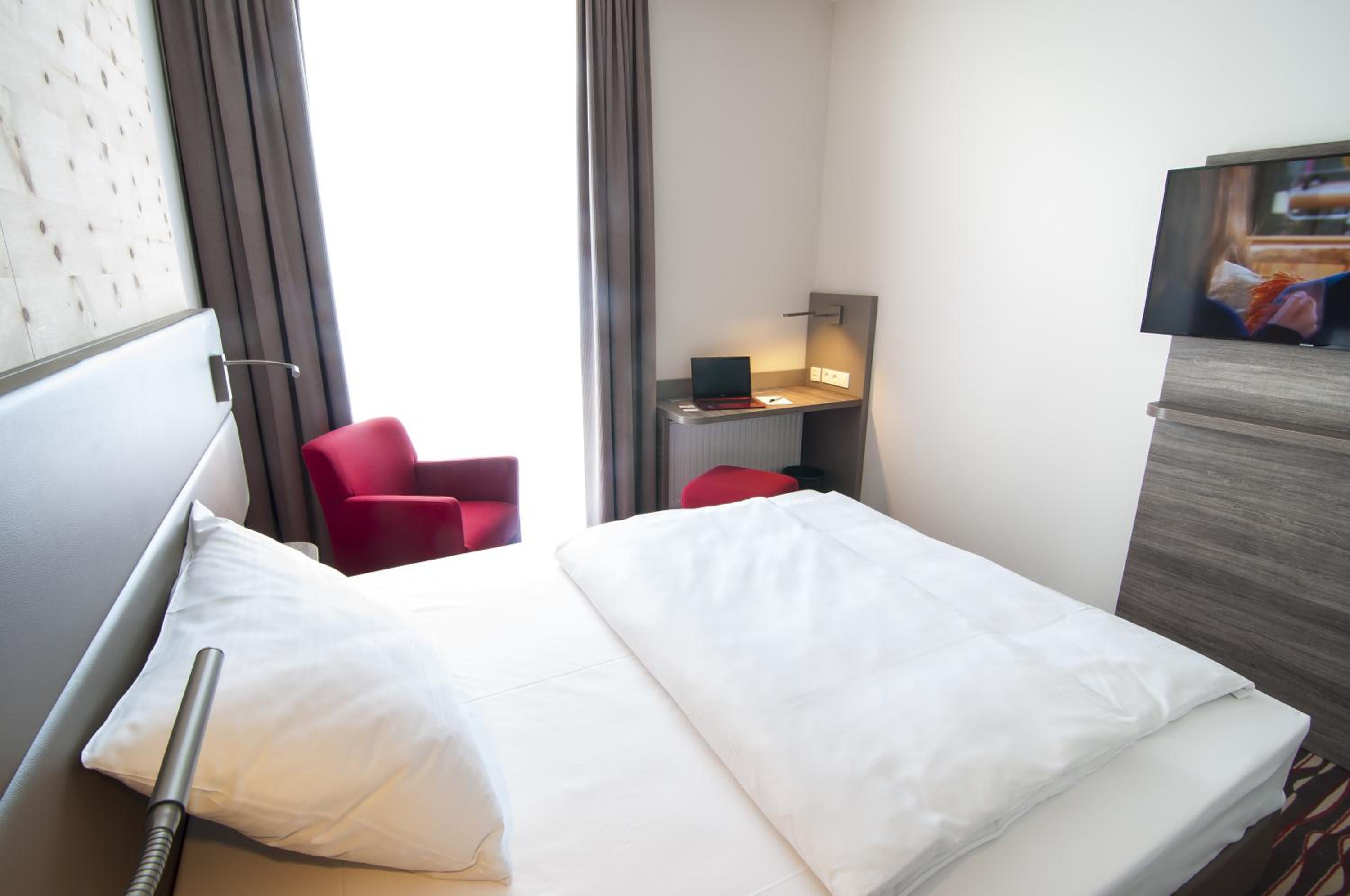 Comfort Queen Room with Air Conditioning photo 1