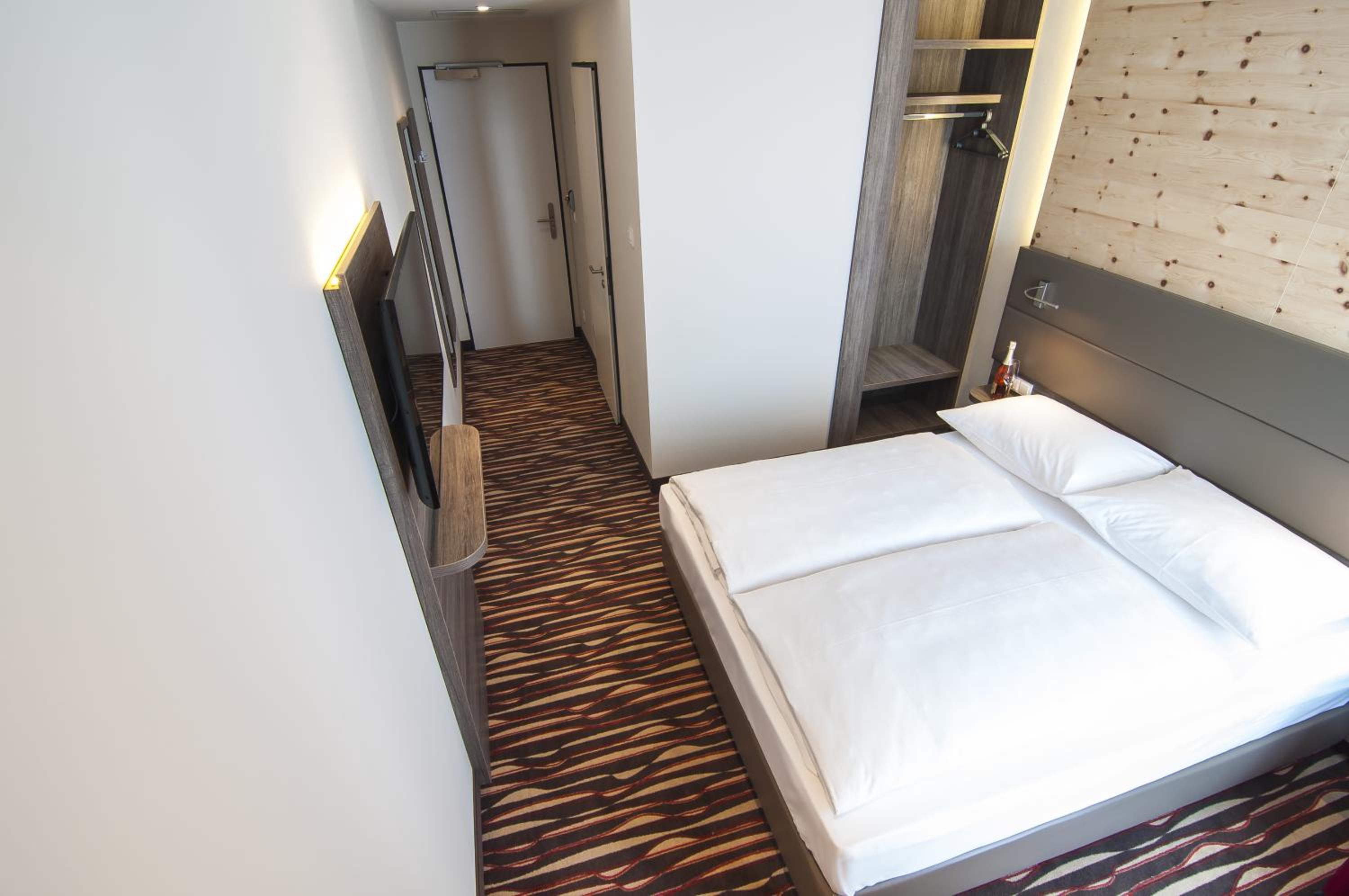 Standard Queen Room photo 2