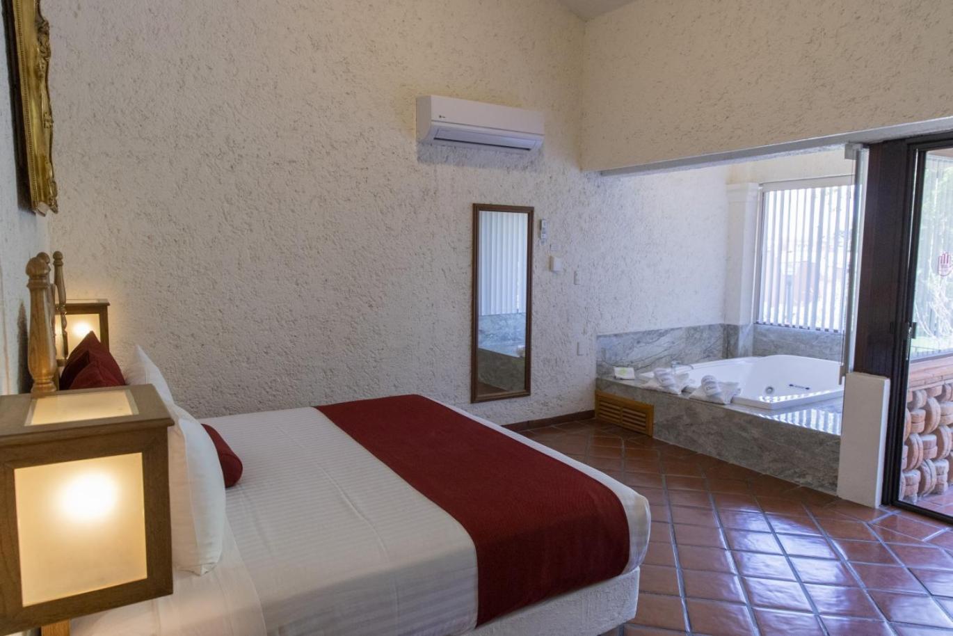 King Suite with Spa Bath - Photo 3