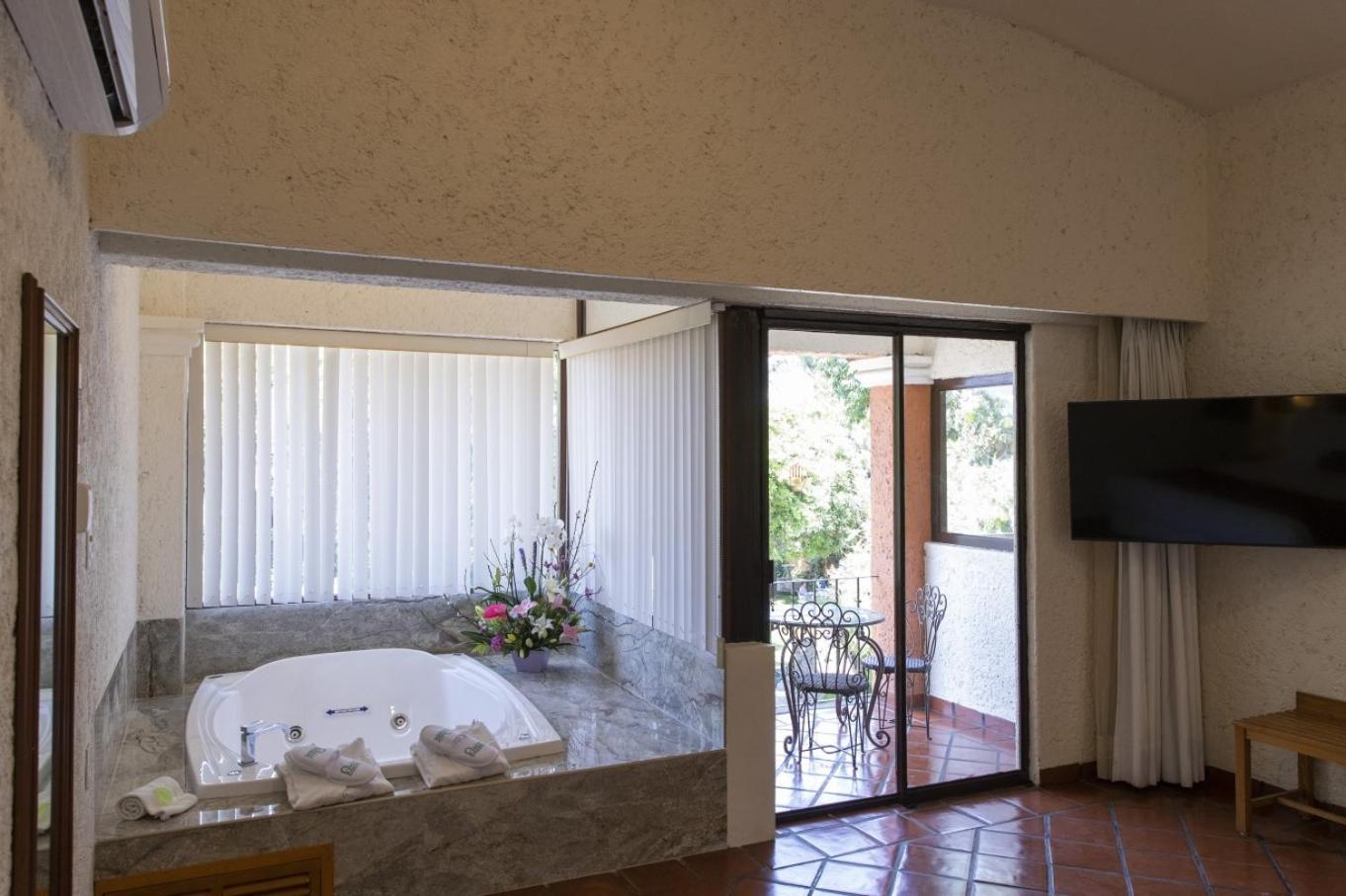 King Suite with Spa Bath - Photo 4