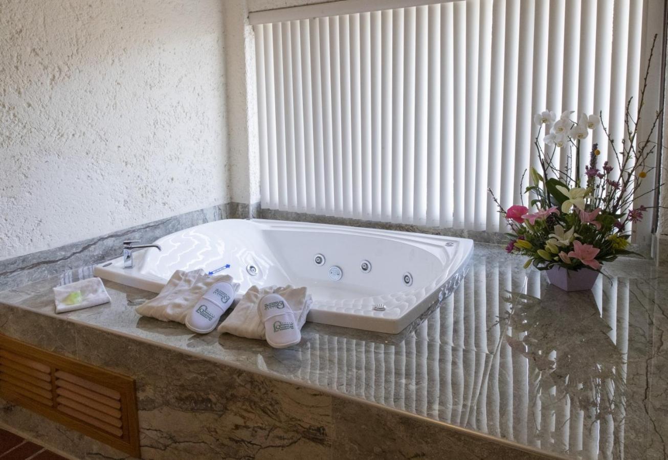 King Suite with Spa Bath - Photo 5