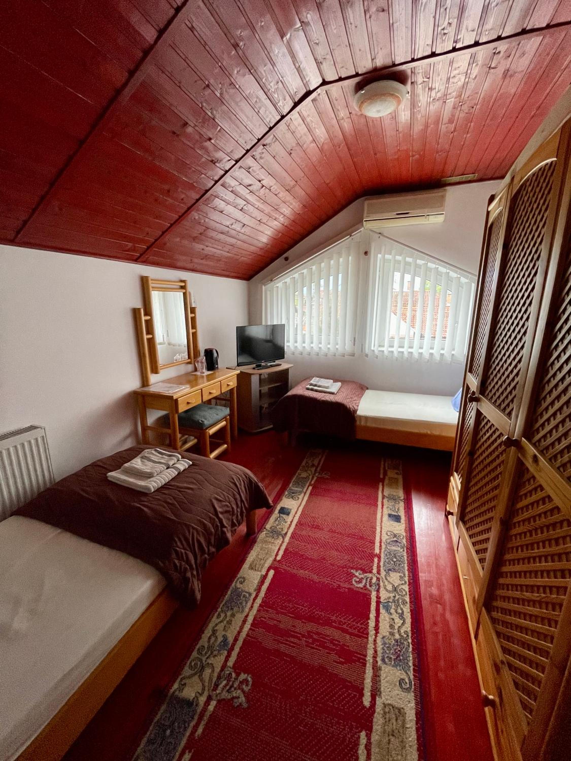 Twin Room with Bathroom photo 1