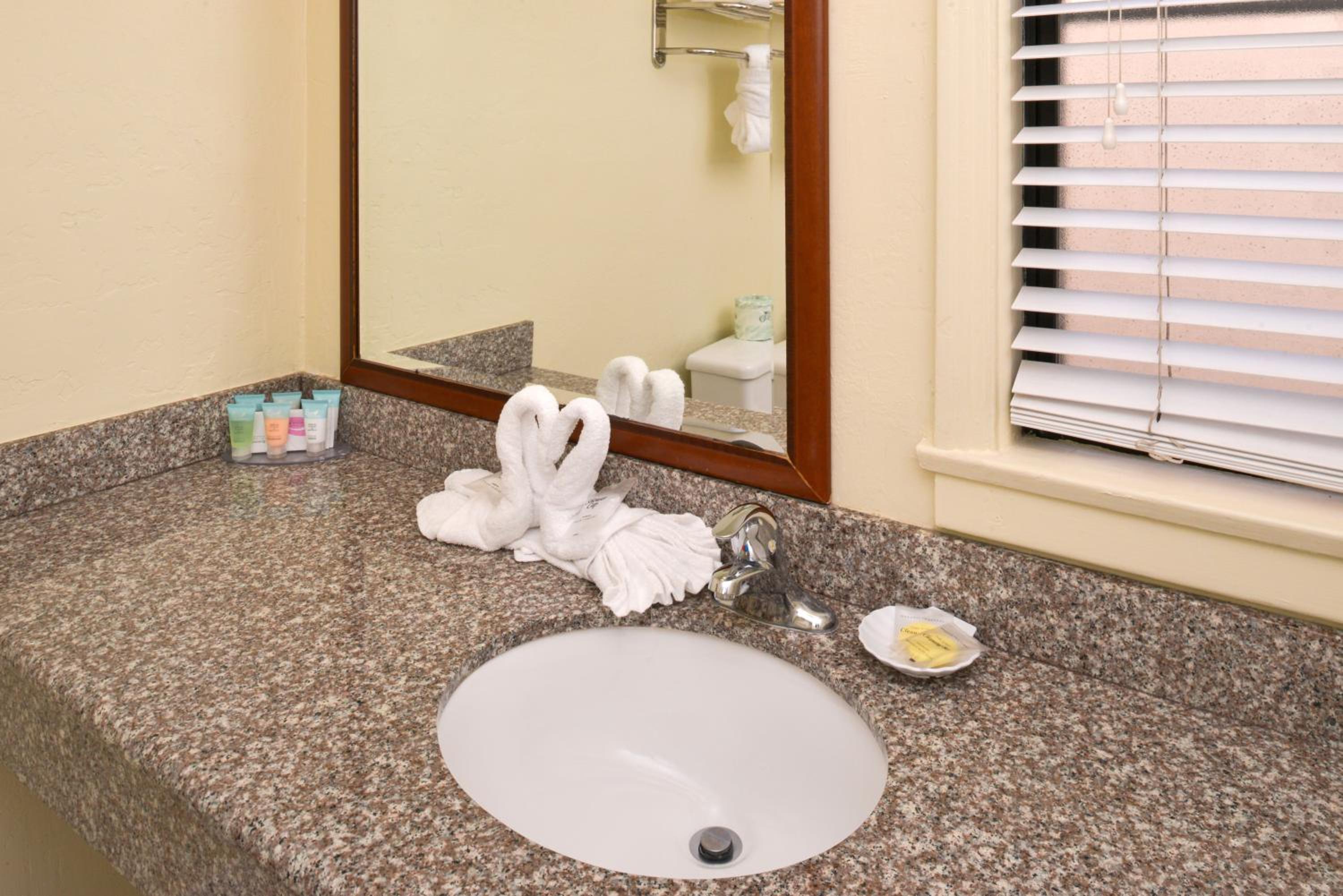 Queen Suite with Sea View - Photo 2