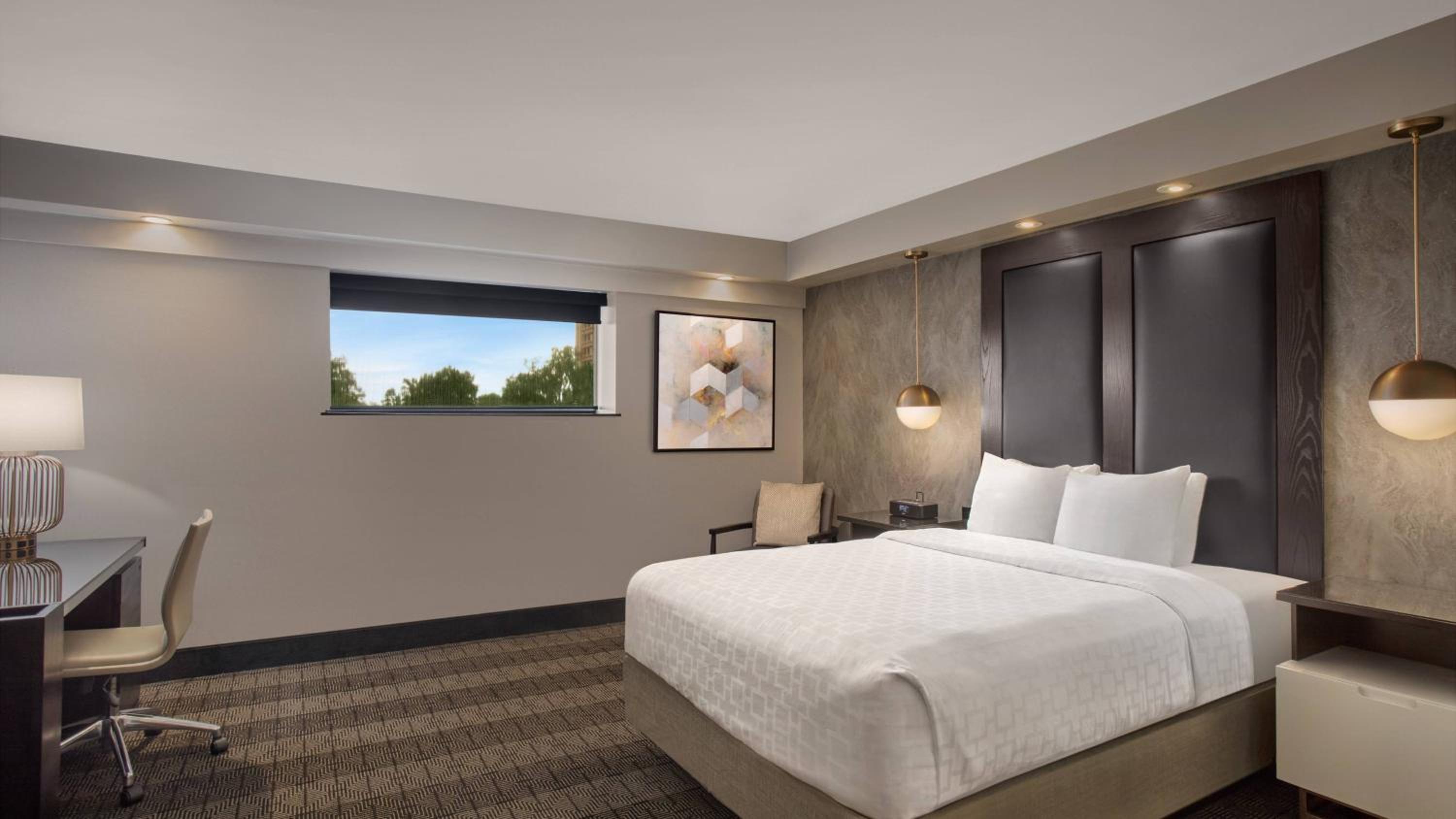 Preferred King Room - Mobility Accessible with Roll-in Shower photo 1