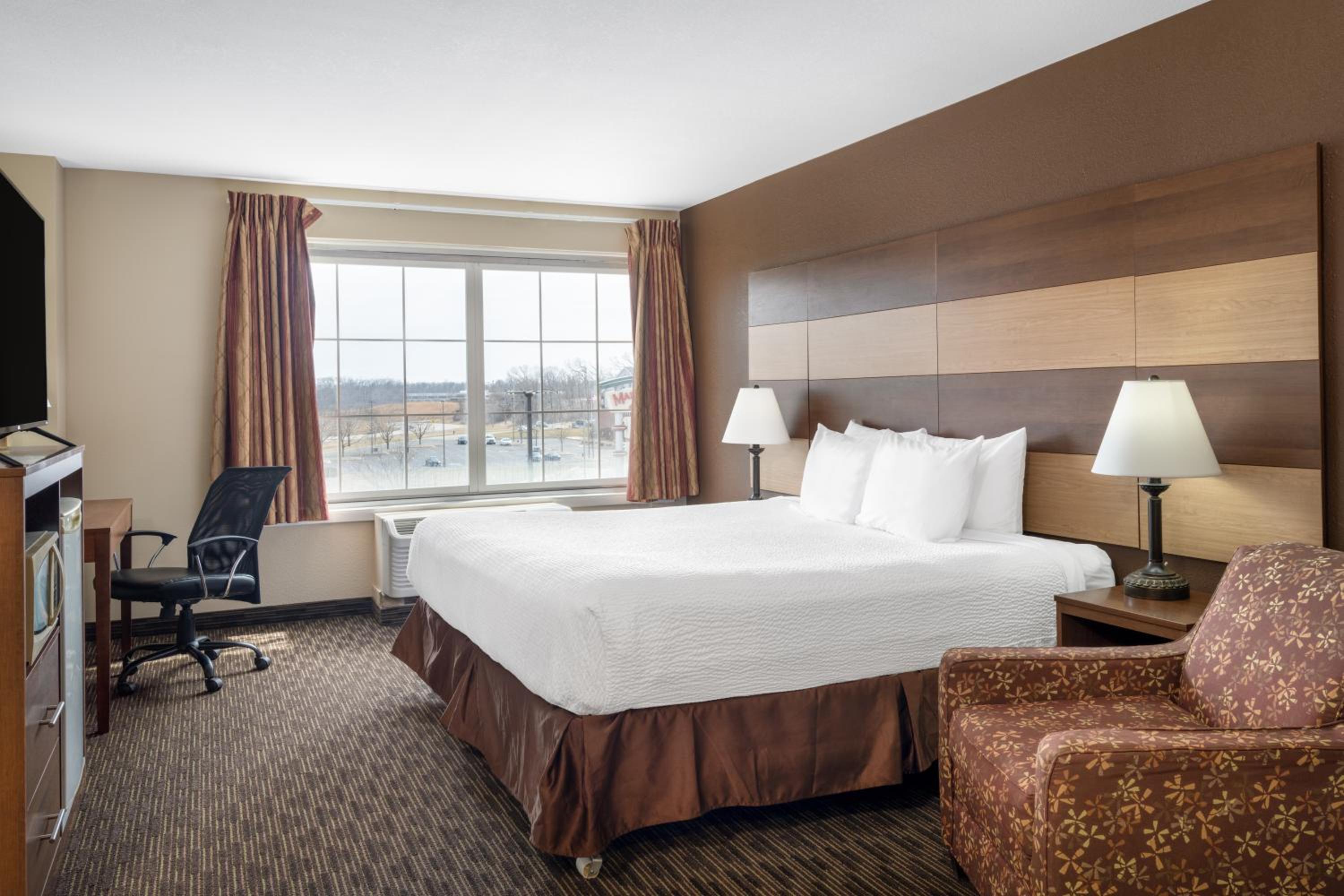 1 King Bed, Mobility Accessible Room, Roll-In Shower, Non-Smoking - Photo 1