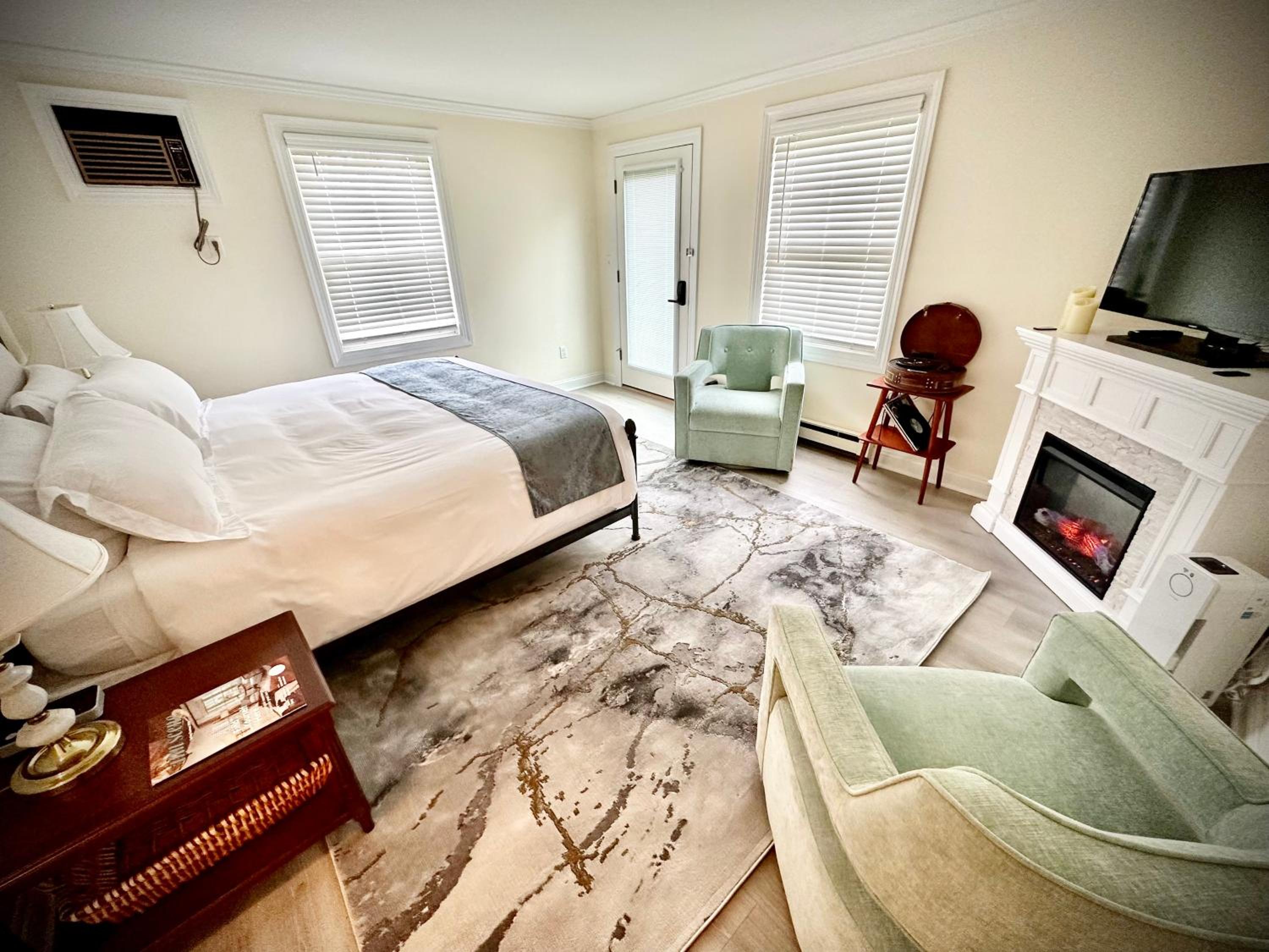 1st Floor Private Entrance King Guestroom - Photo 2
