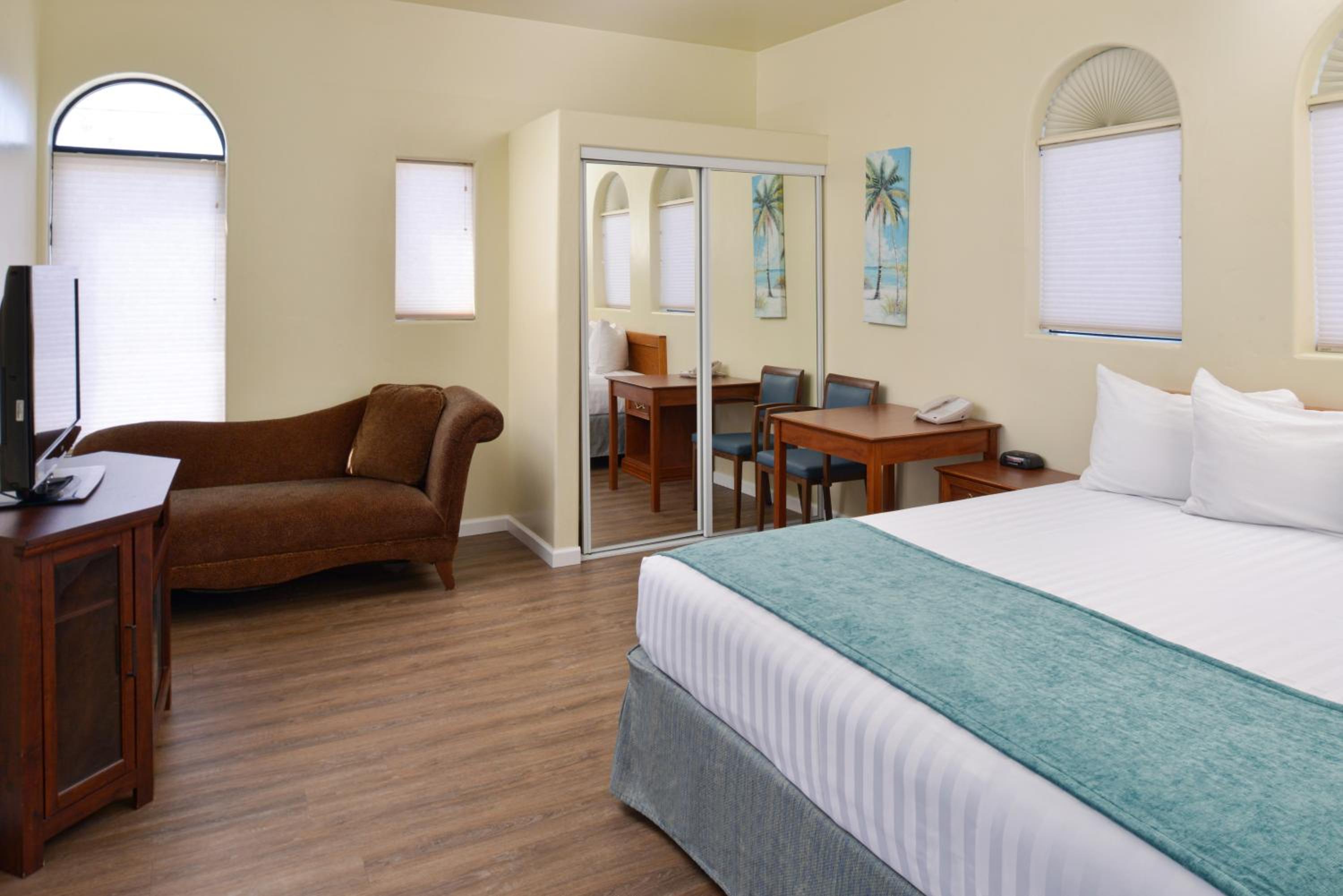 Executive Suite - Photo 2