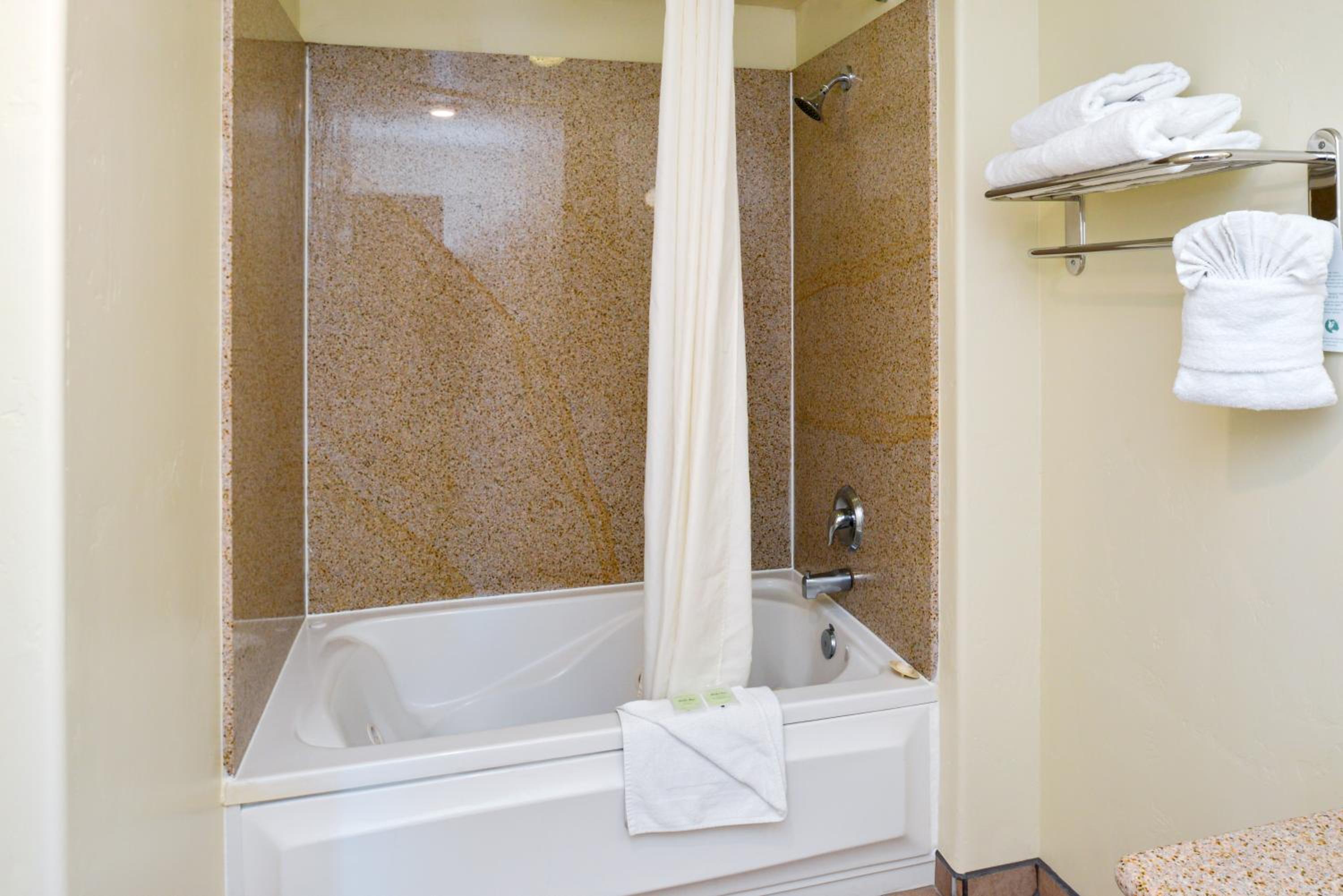 Executive Suite - Photo 3