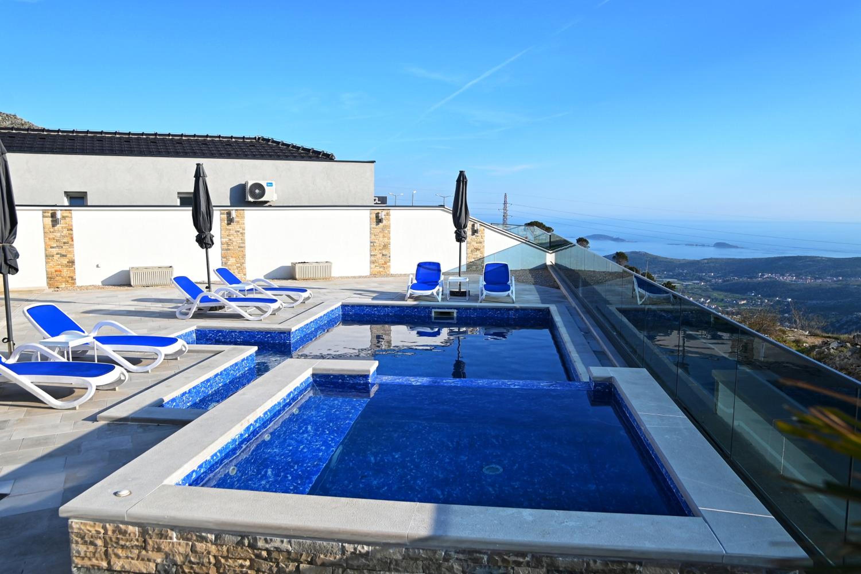 Three-Bedroom Villa photo 1