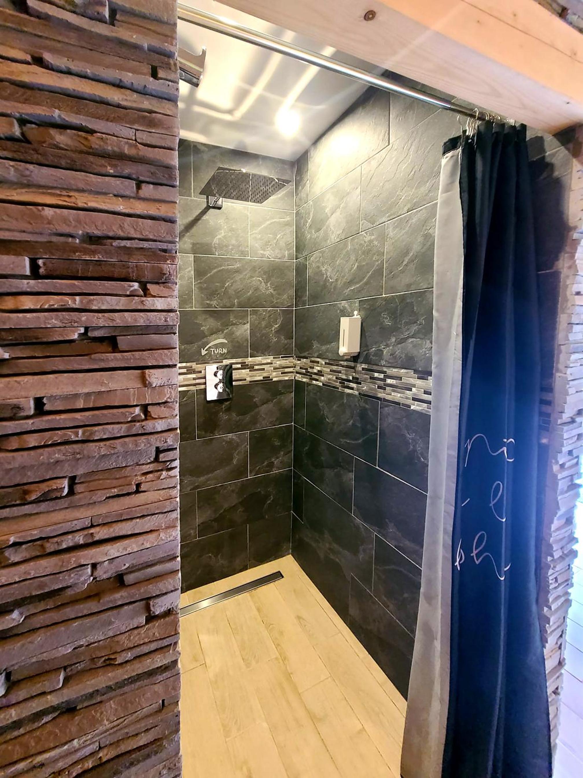 Double Room with Private Bathroom - Photo 8