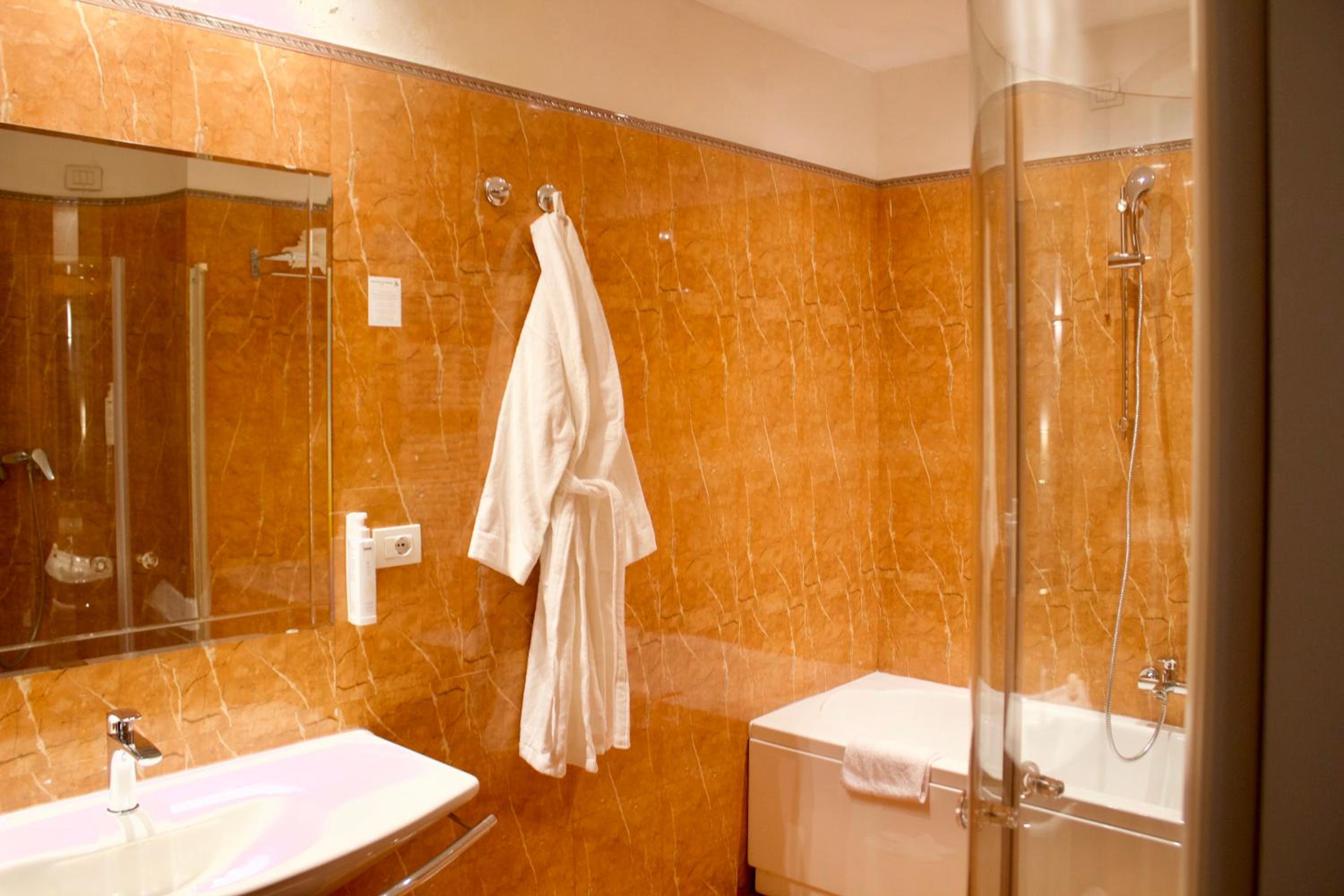 Junior Suite with Terrace - Photo 15