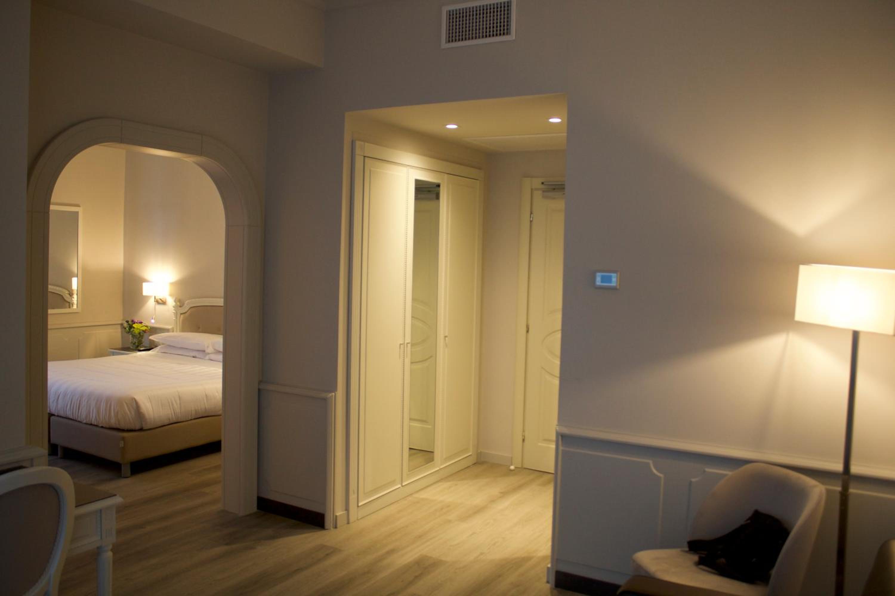 Junior Suite with Balcony - Photo 7
