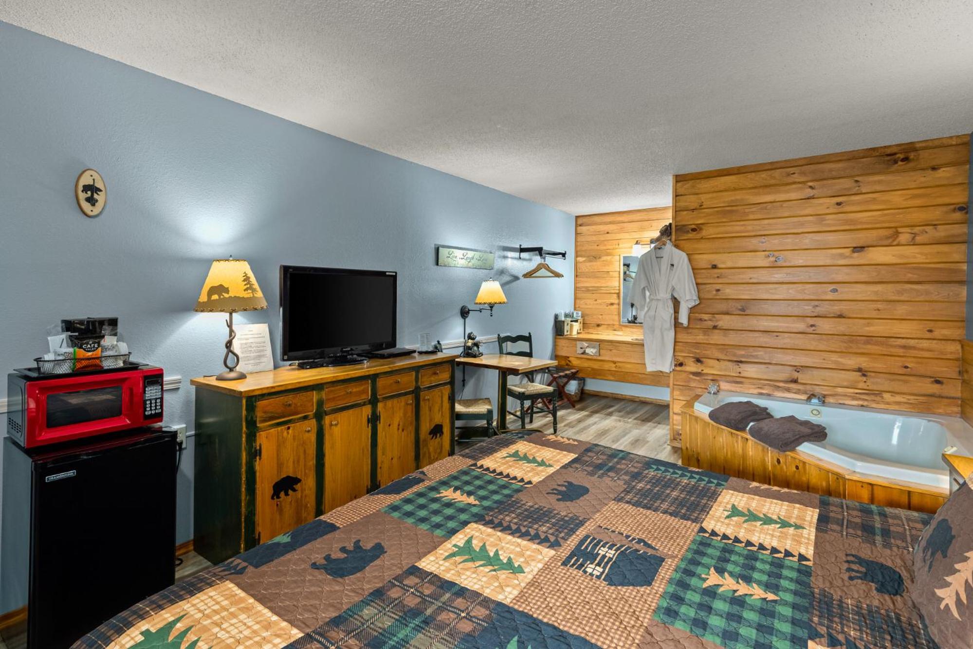 Deluxe Forest View King Room with Spa Bath photo 3
