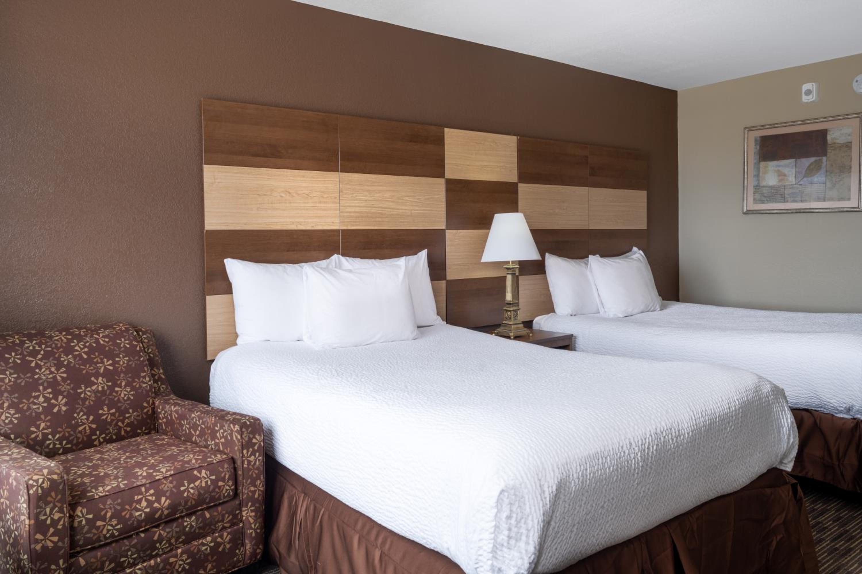 2 Double Beds, Mobility Accessible Room, Bathtub w/ Grab Bars, Non-Smoking - Photo 4