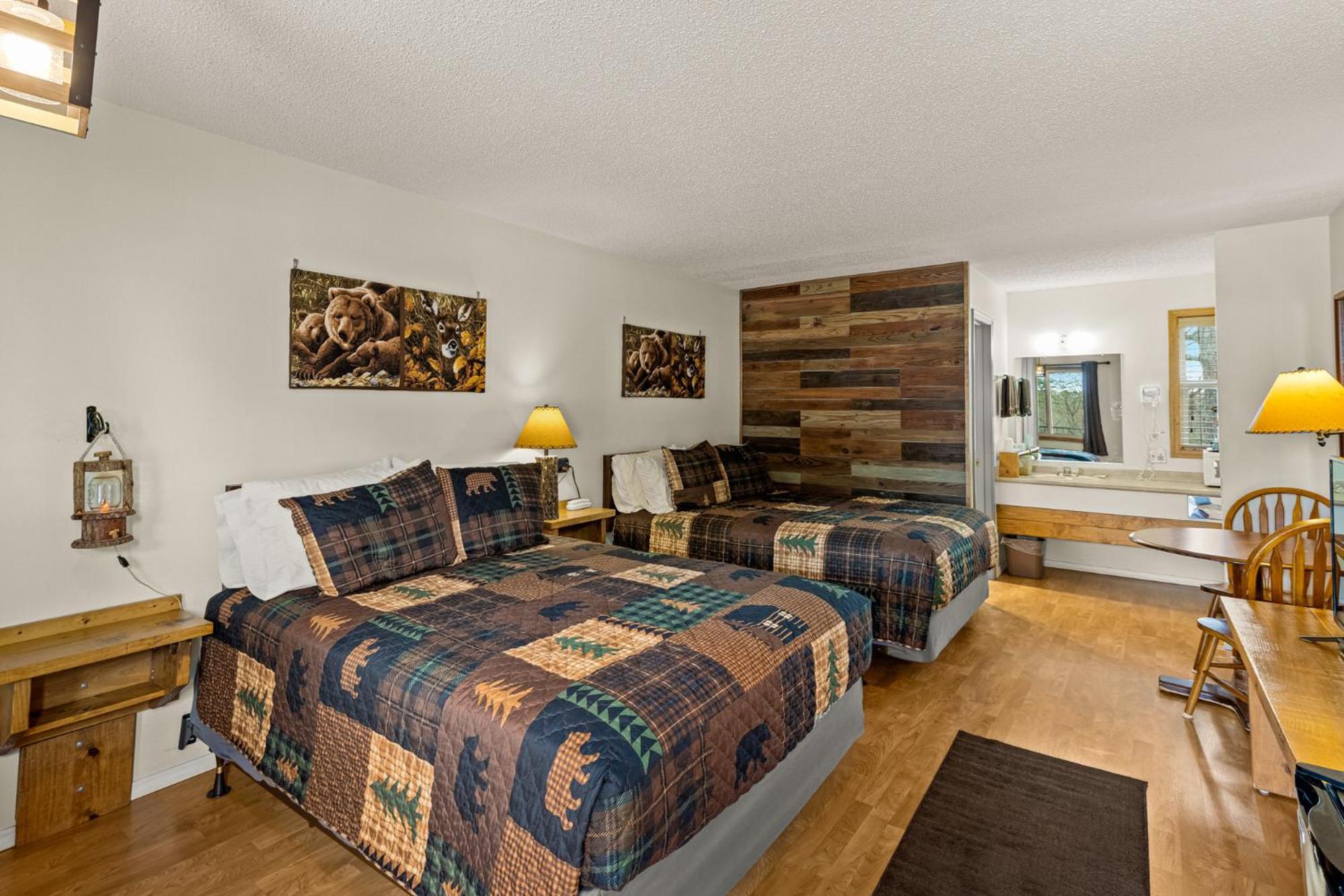 Deluxe Queen Room with Two Queen Beds photo 3