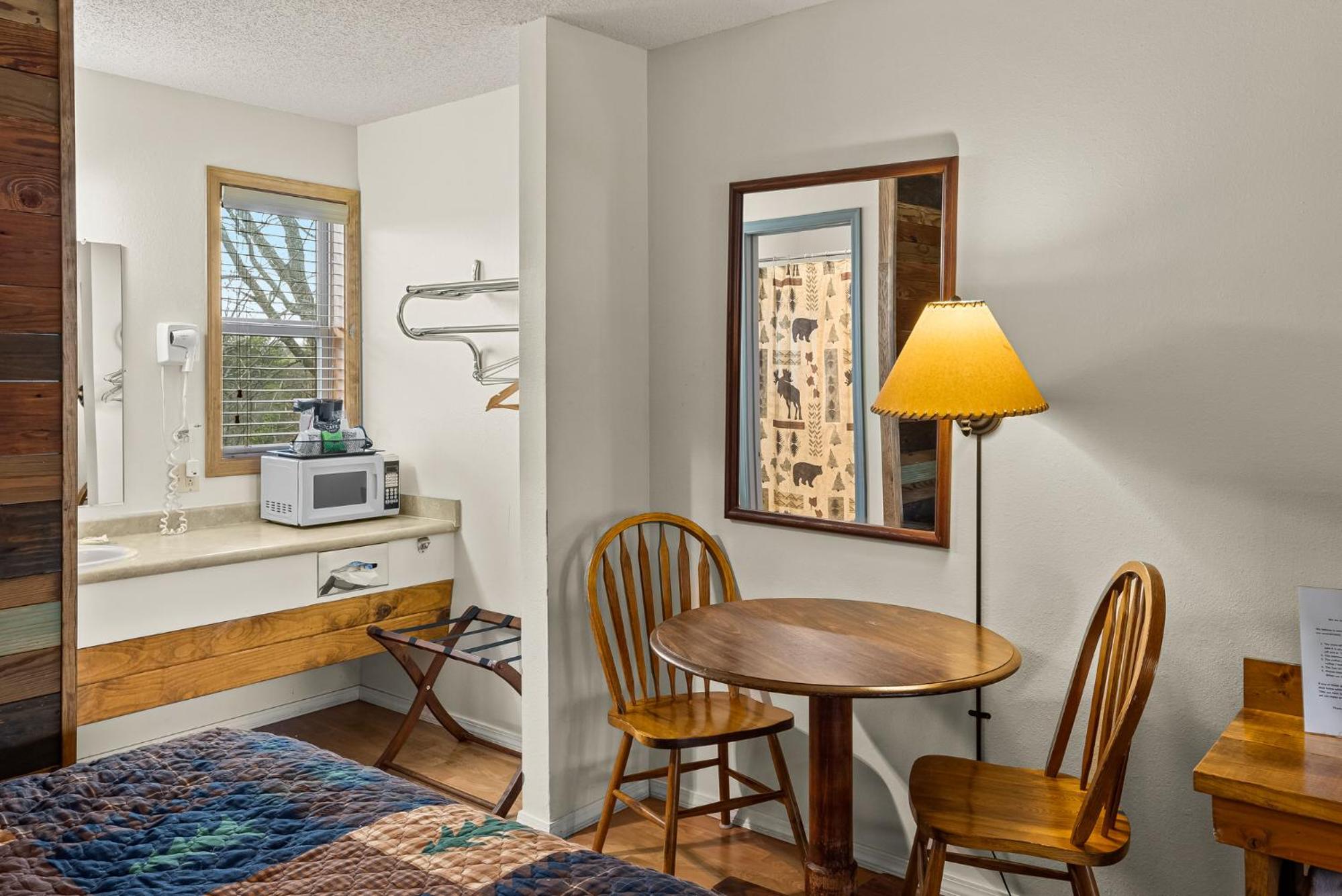 Deluxe Queen Room with Two Queen Beds photo 2